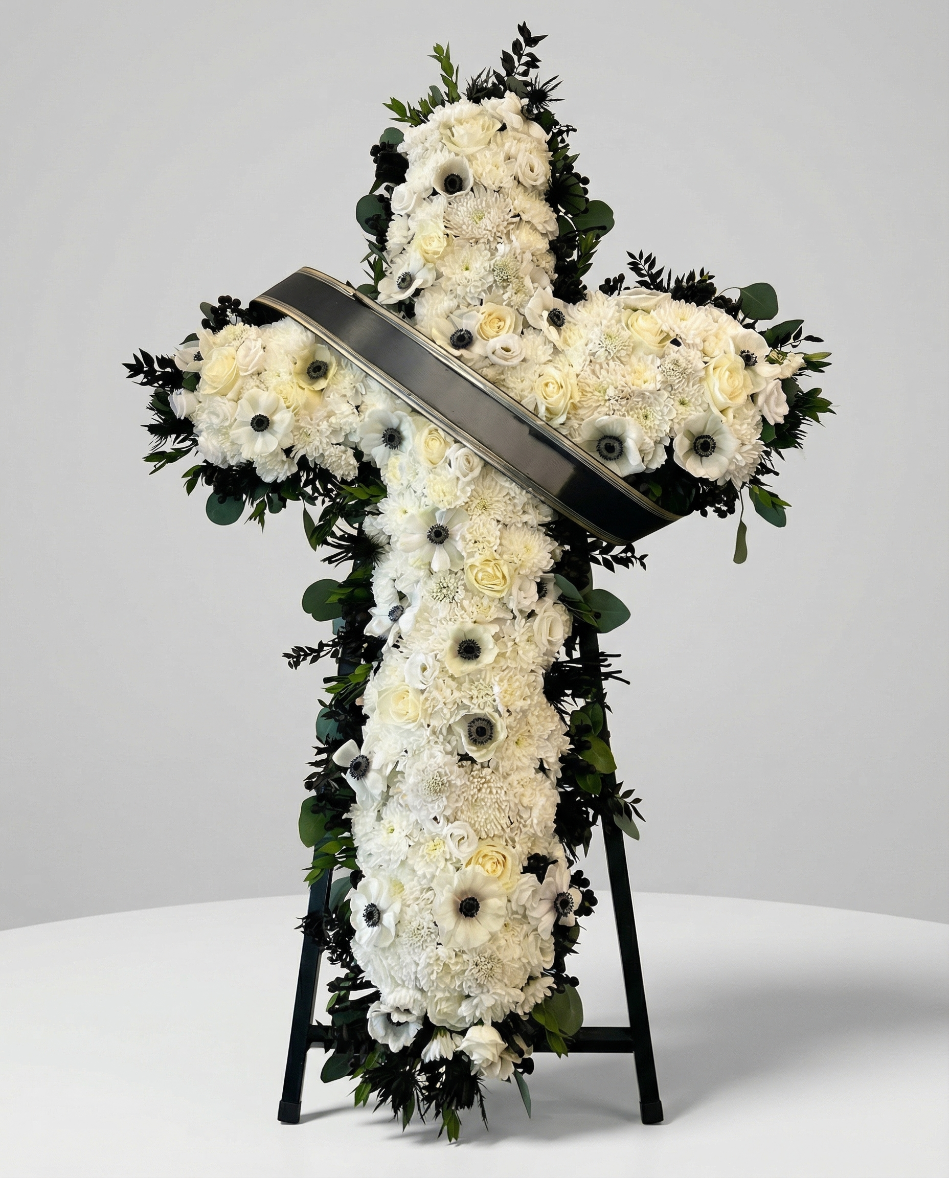Arrangement funéraire La Croix Pure – arrangement floral élégant réalisé par un fleuriste professionnel, fleurs fraîches et de qualité, Fleurs2