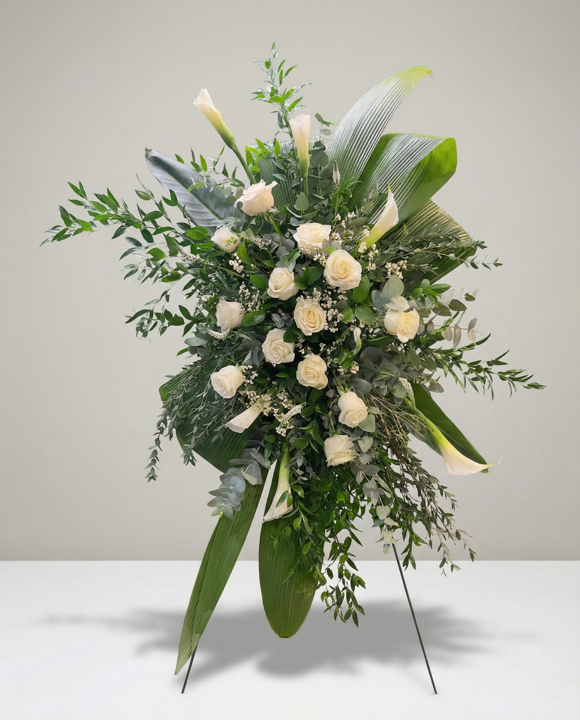 Arrangement funéraire Douce Élégance – arrangement floral élégant réalisé par un fleuriste professionnel, fleurs fraîches et de qualité, Fleurs2