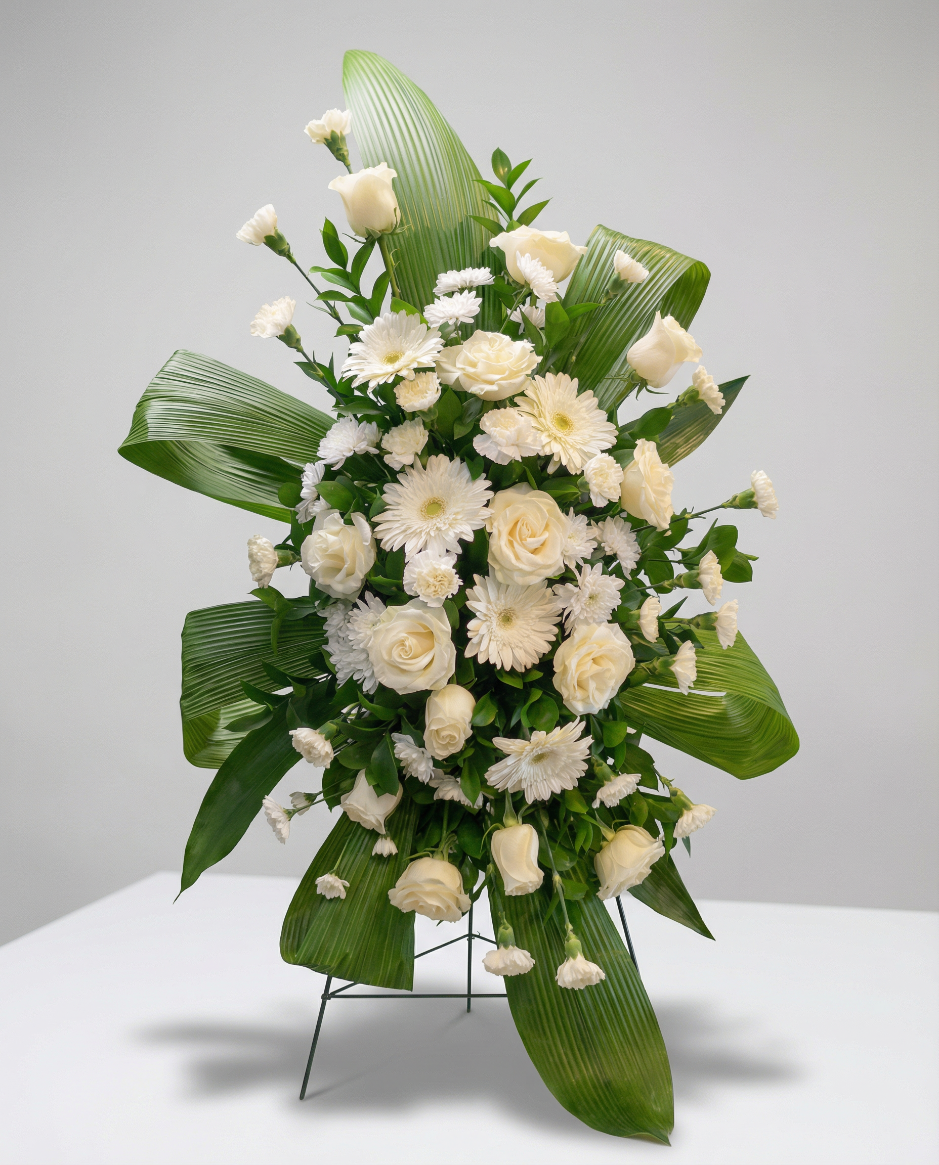 Arrangement funéraire Élégance Blanche – arrangement floral élégant réalisé par un fleuriste professionnel, fleurs fraîches et de qualité, Fleurs2