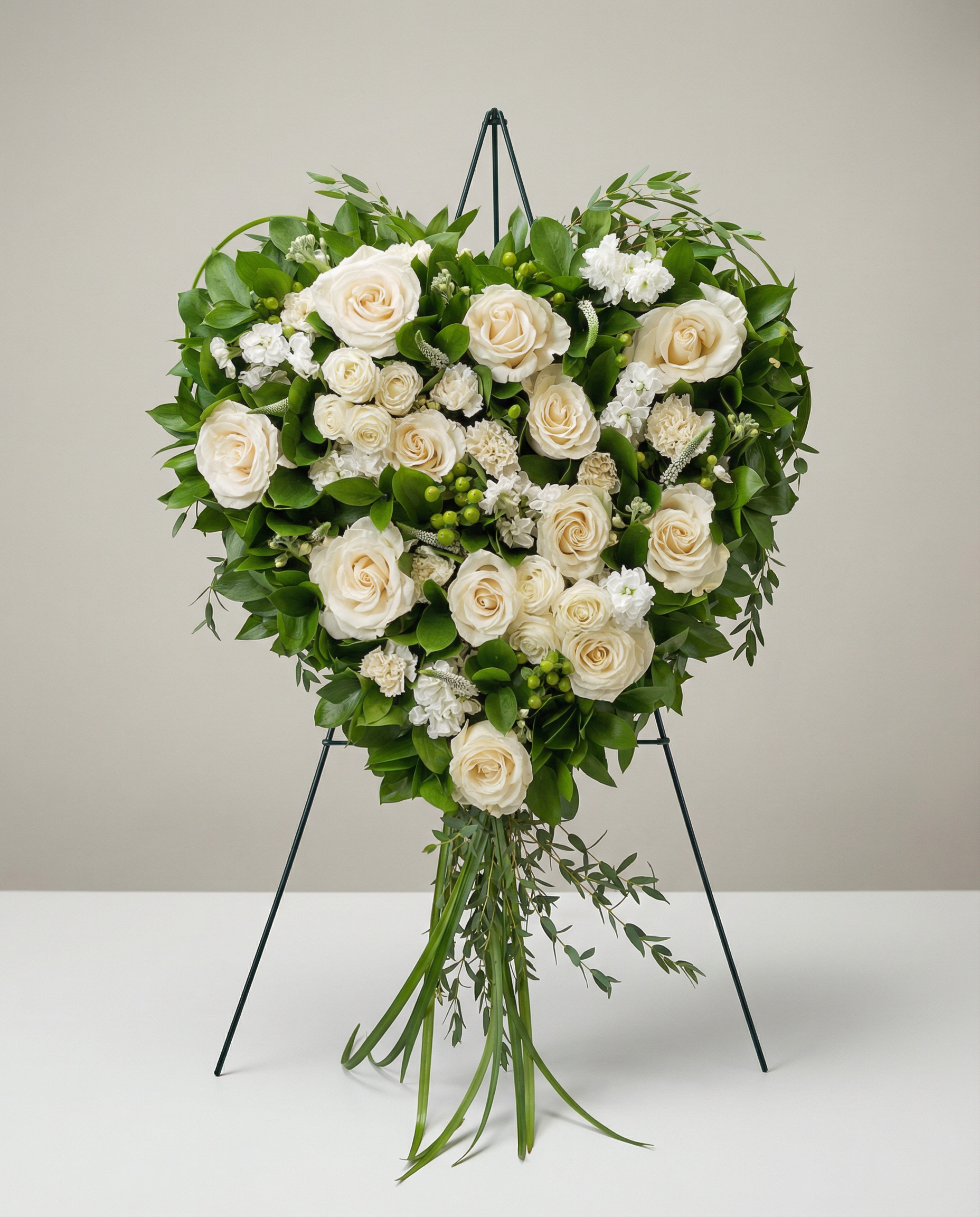 Arrangement funéraire Cœur en Paix – arrangement floral élégant réalisé par un fleuriste professionnel, fleurs fraîches et de qualité, Fleurs2
