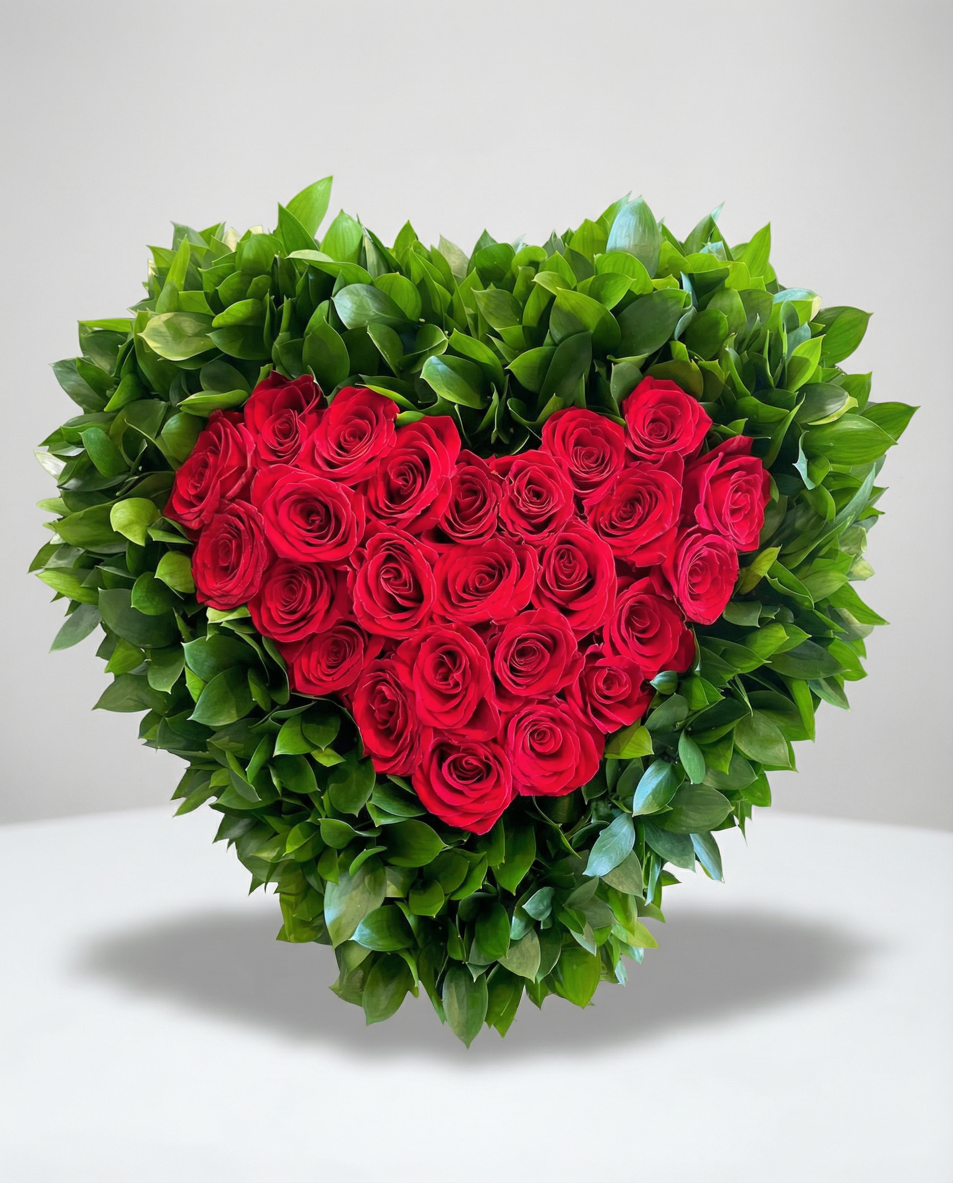 Arrangement funéraire Coeur de Rose – arrangement floral élégant réalisé par un fleuriste professionnel, fleurs fraîches et de qualité, Fleurs2