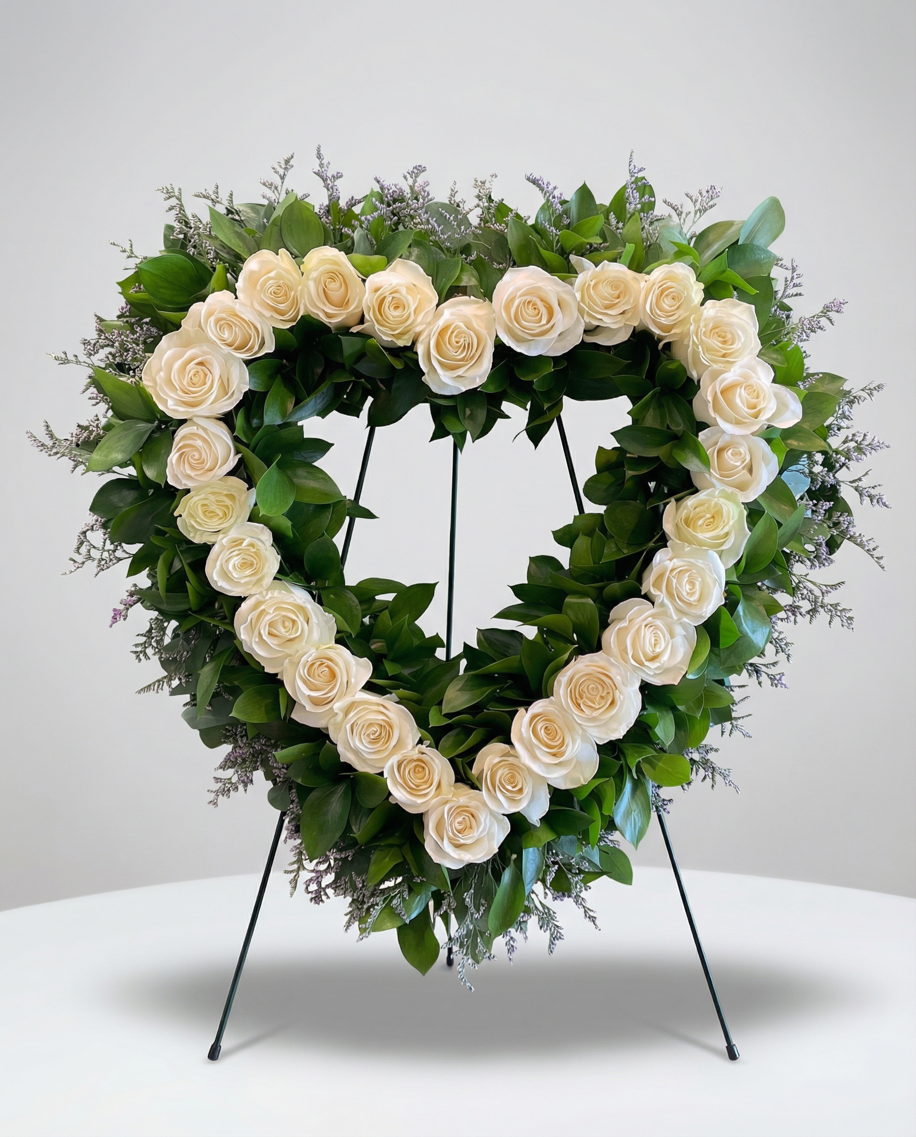 Arrangement funéraire Coeur de Lumière – arrangement floral élégant réalisé par un fleuriste professionnel, fleurs fraîches et de qualité, Fleurs2