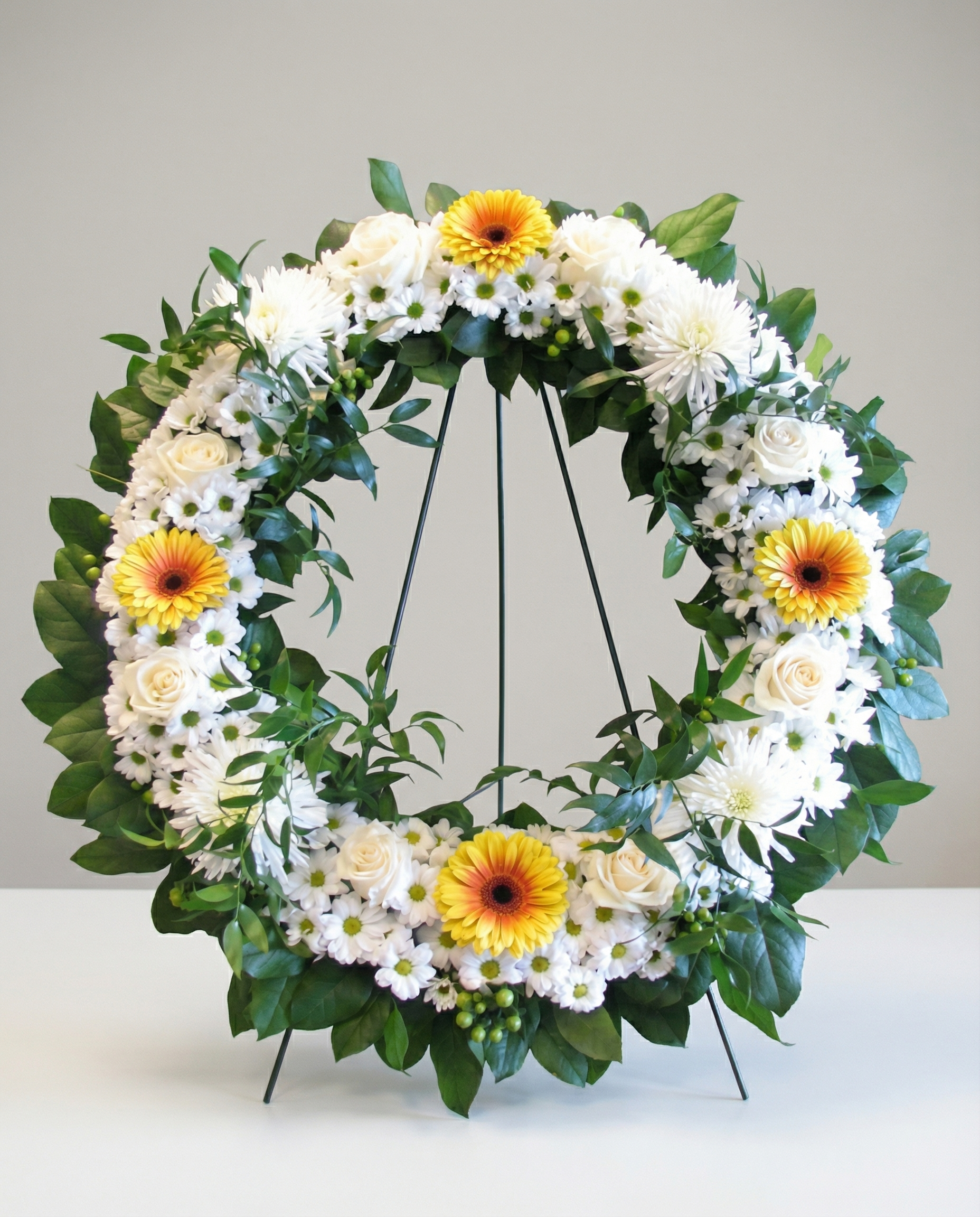 Couronne funéraire En ta mémoire – arrangement floral élégant réalisé par un fleuriste professionnel, fleurs fraîches et de qualité, Fleurs2