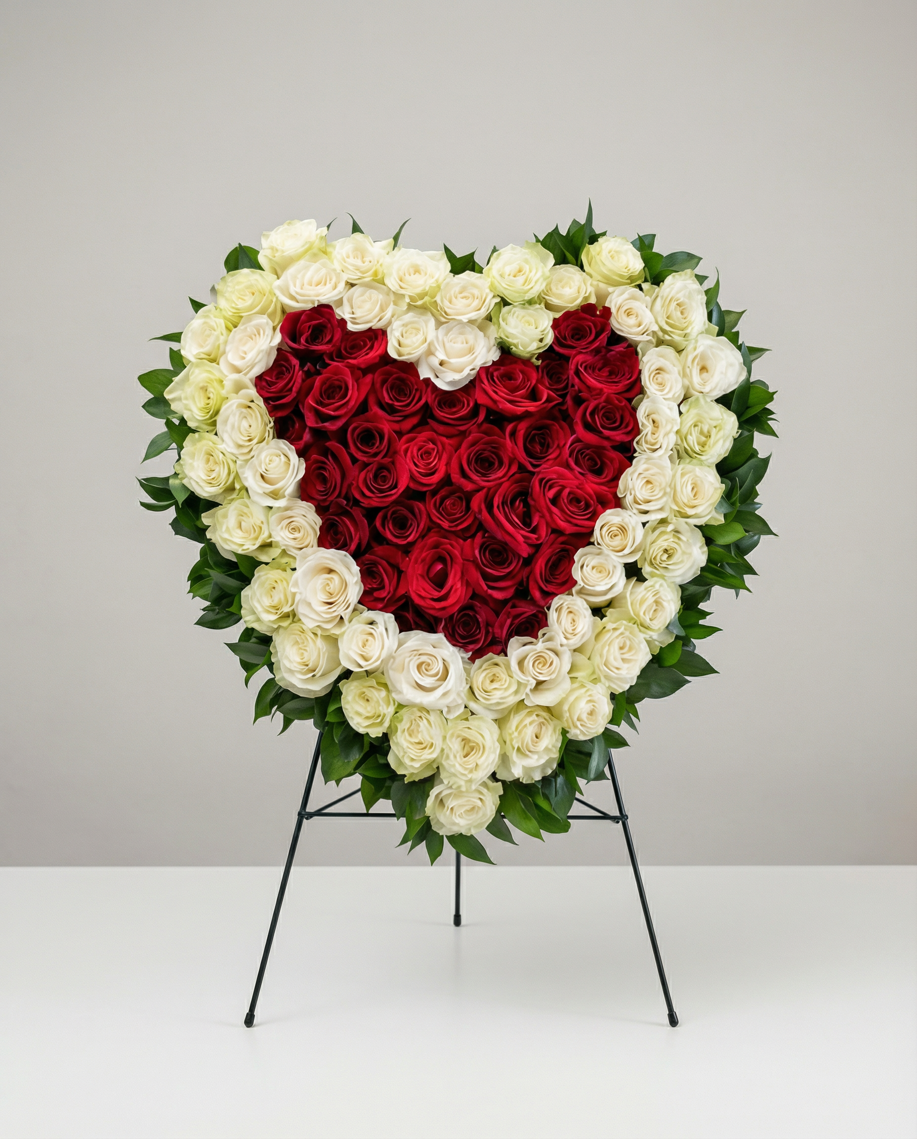 Arrangement funéraire Cœur Fidèle – arrangement floral élégant réalisé par un fleuriste professionnel, fleurs fraîches et de qualité, Fleurs2