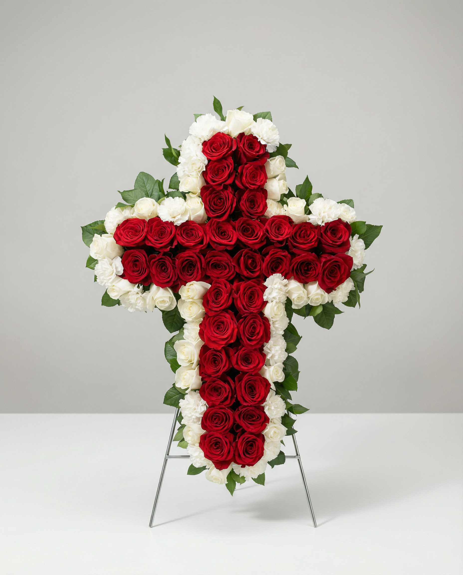 Arrangement funéraire La Croix de l'Amour – arrangement floral élégant réalisé par un fleuriste professionnel, fleurs fraîches et de qualité, Fleurs2