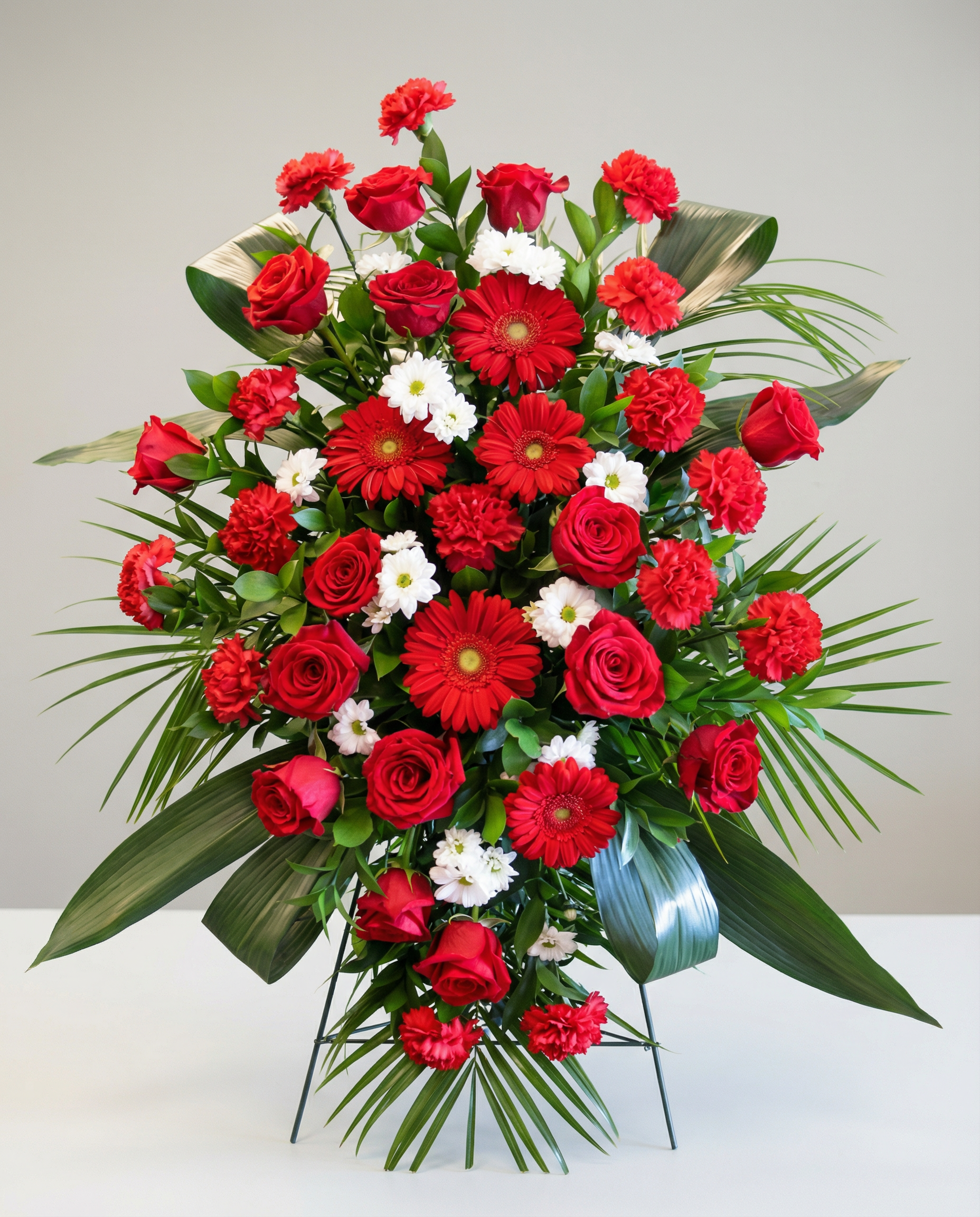 Arrangement funéraire Grâce Éternelle – arrangement floral élégant réalisé par un fleuriste professionnel, fleurs fraîches et de qualité, Fleurs2