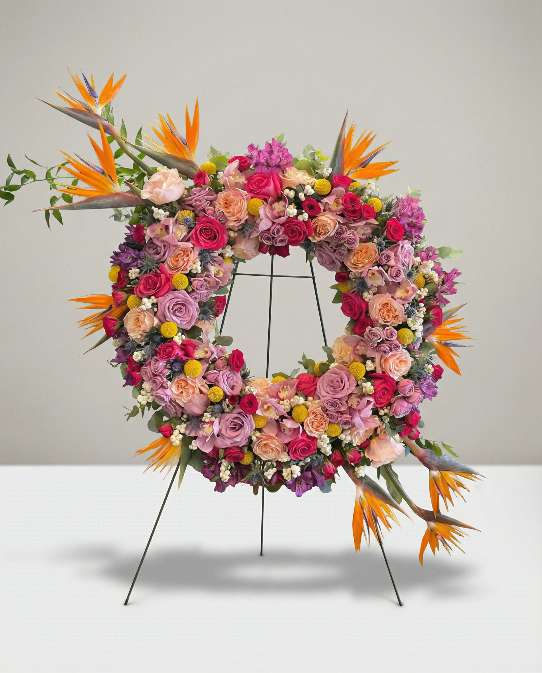 Couronne funéraire Voyage Tropical – arrangement floral élégant réalisé par un fleuriste professionnel, fleurs fraîches et de qualité, Fleurs2