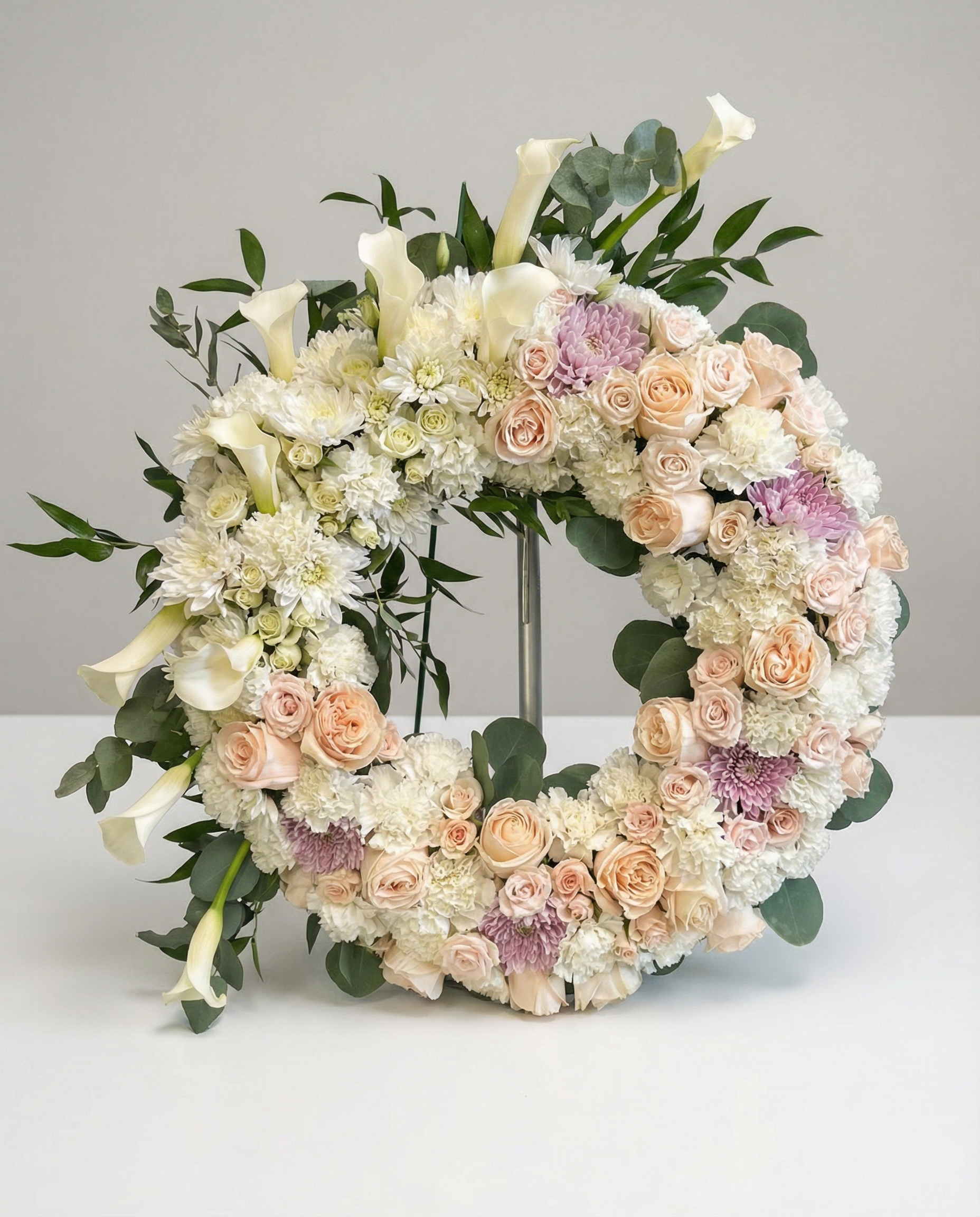 Couronne funéraire Souffle d’Anges – arrangement floral élégant réalisé par un fleuriste professionnel, fleurs fraîches et de qualité, Fleurs2