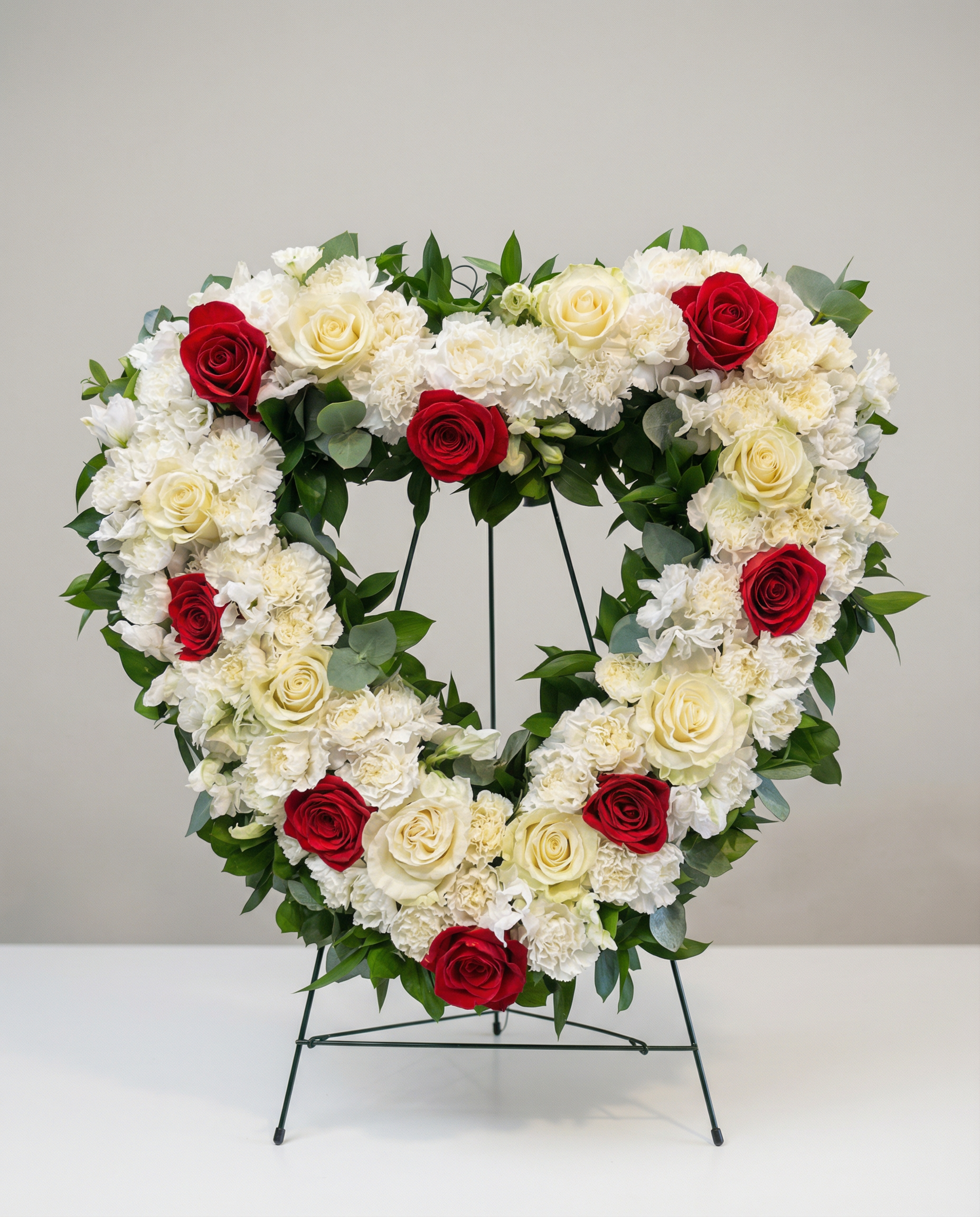 Arrangement funéraire Coeur d’Innocence – arrangement floral élégant réalisé par un fleuriste professionnel, fleurs fraîches et de qualité, Fleurs2