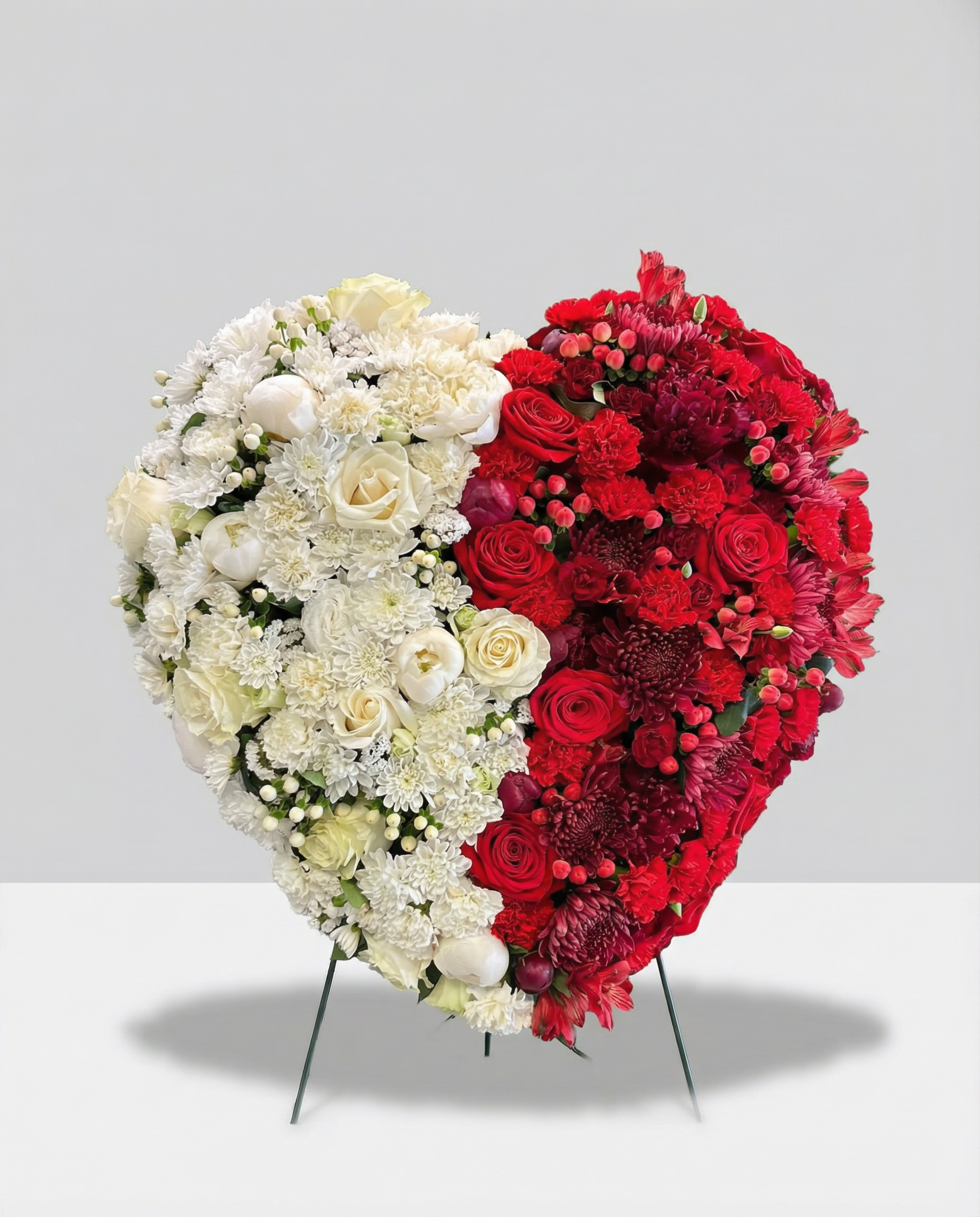 Arrangement funéraire Cœur de Respect – arrangement floral élégant réalisé par un fleuriste professionnel, fleurs fraîches et de qualité, Fleurs2