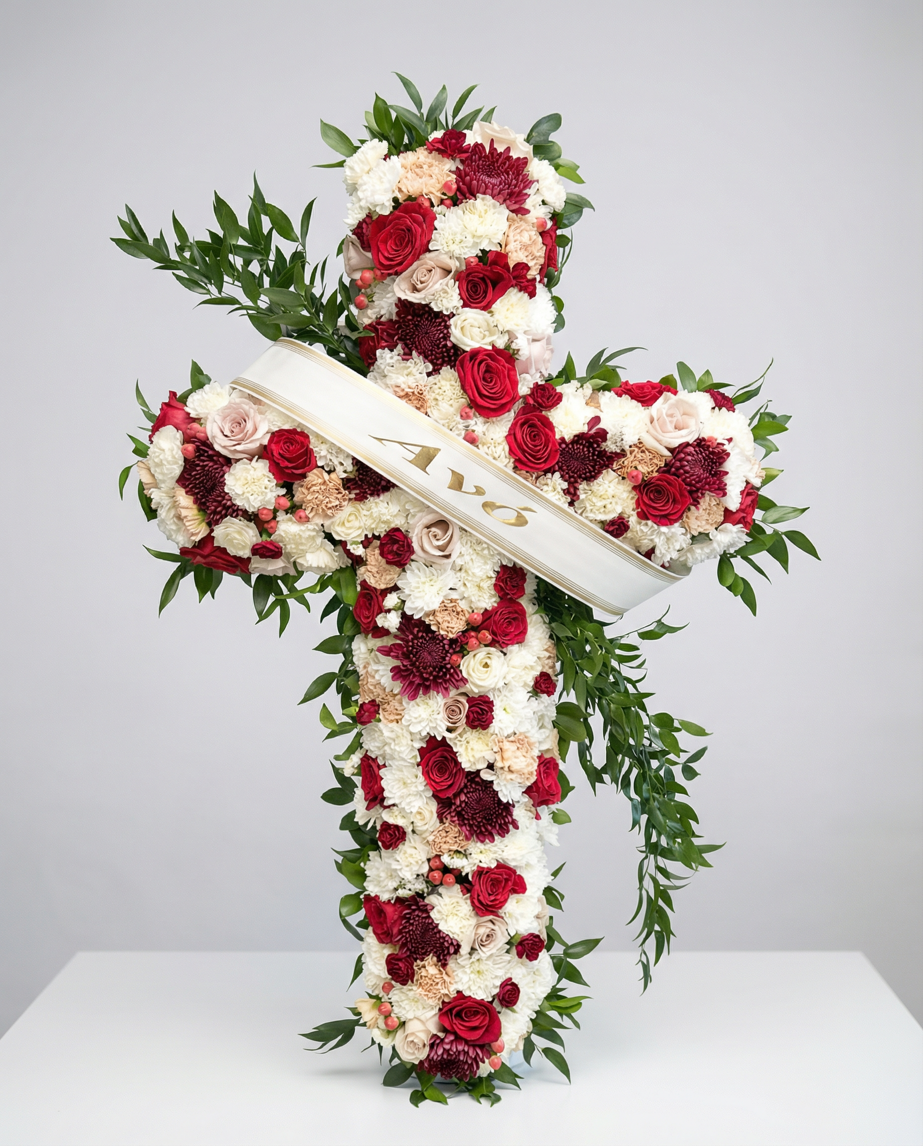 Arrangement funéraire La Croix du Souvenir Béni – arrangement floral élégant réalisé par un fleuriste professionnel, fleurs fraîches et de qualité, Fleurs2