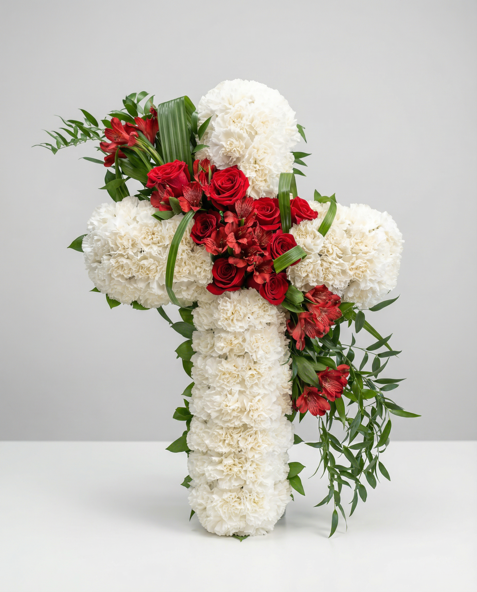 Arrangement funéraire La Croix Symbolique – arrangement floral élégant réalisé par un fleuriste professionnel, fleurs fraîches et de qualité, Fleurs2