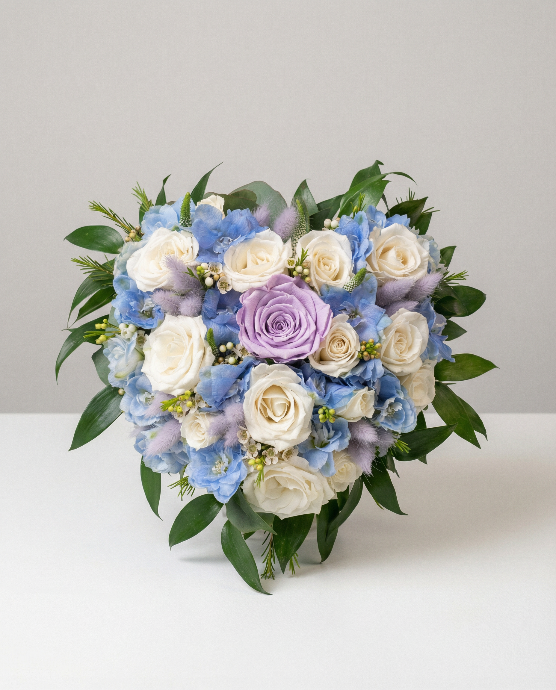 Arrangement funéraire Coeur Enchanté – arrangement floral élégant réalisé par un fleuriste professionnel, fleurs fraîches et de qualité, Fleurs2