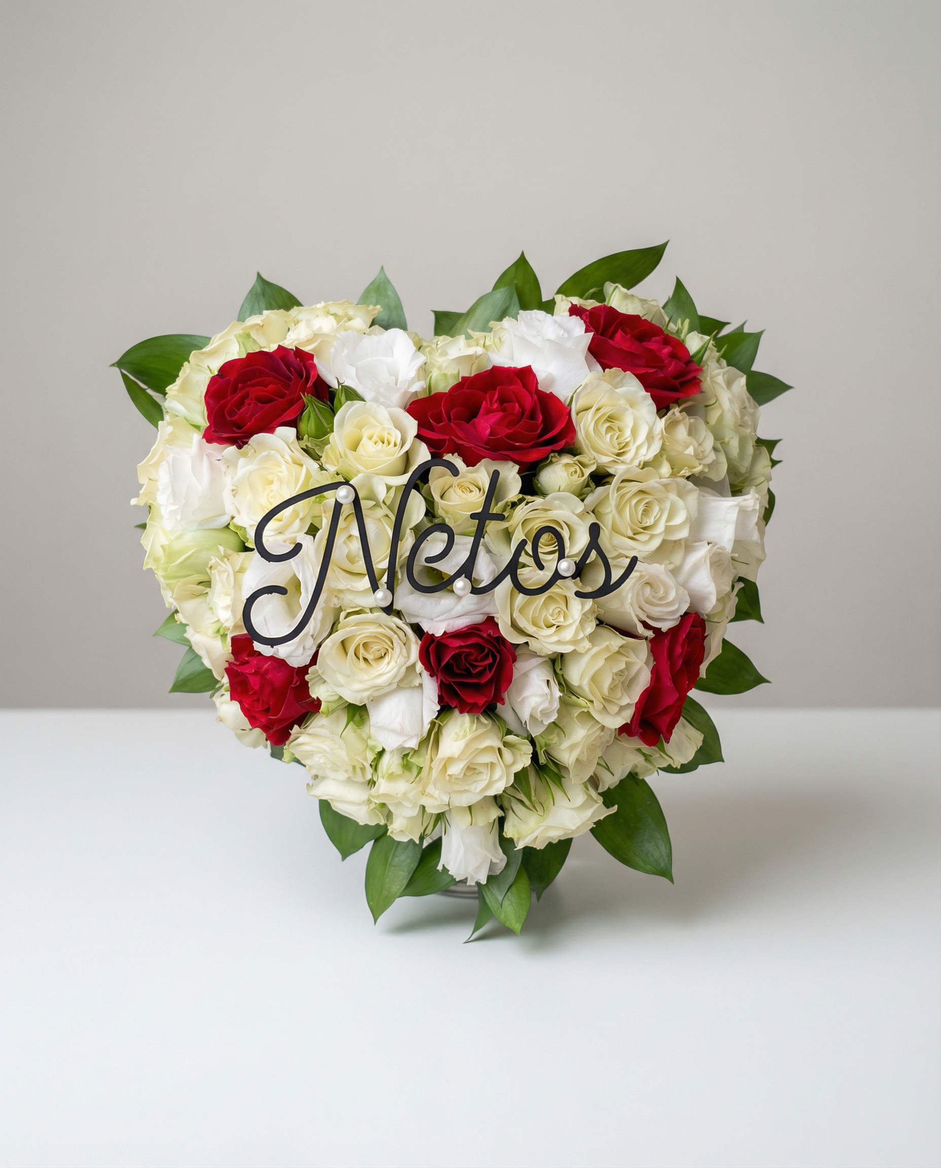 Arrangement funéraire Coeur Glorieux – arrangement floral élégant réalisé par un fleuriste professionnel, fleurs fraîches et de qualité, Fleurs2