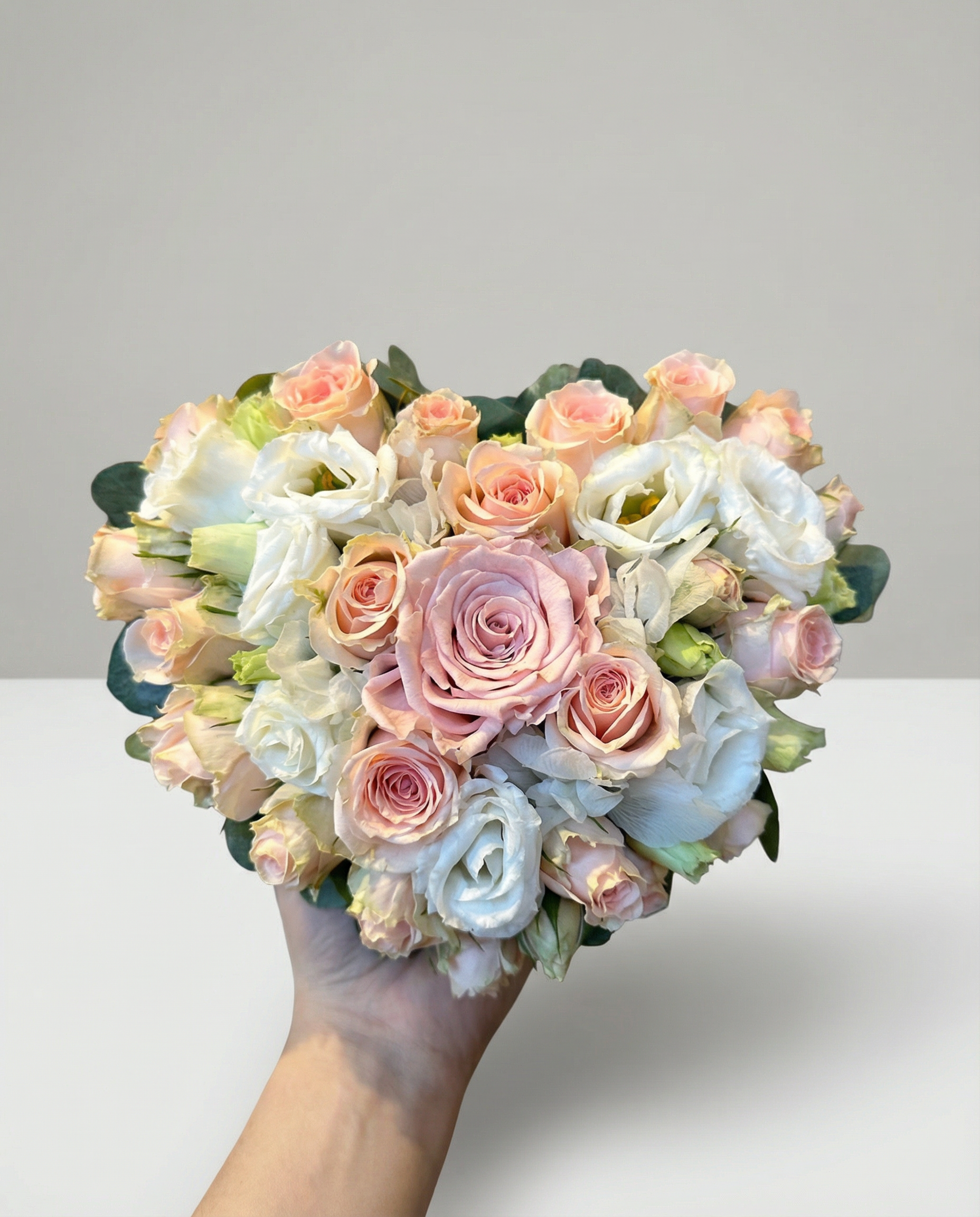 Arrangement funéraire Coeur d'Amour et d'Amitié – arrangement floral élégant réalisé par un fleuriste professionnel, fleurs fraîches et de qualité, Fleurs2