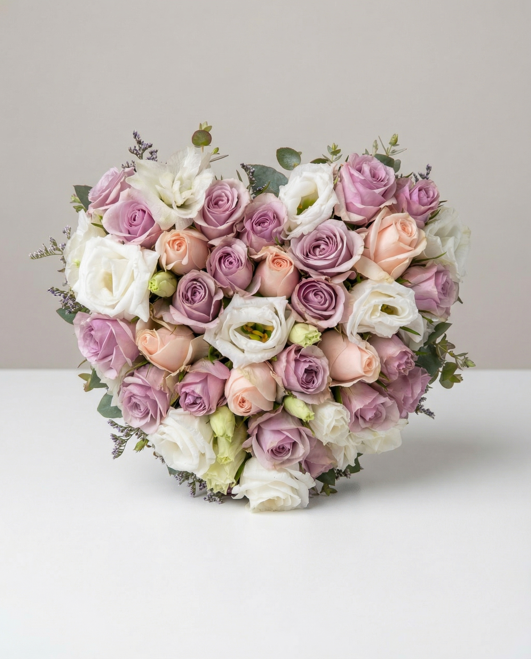 Arrangement funéraire Coeur d’Au Revoir – arrangement floral élégant réalisé par un fleuriste professionnel, fleurs fraîches et de qualité, Fleurs2