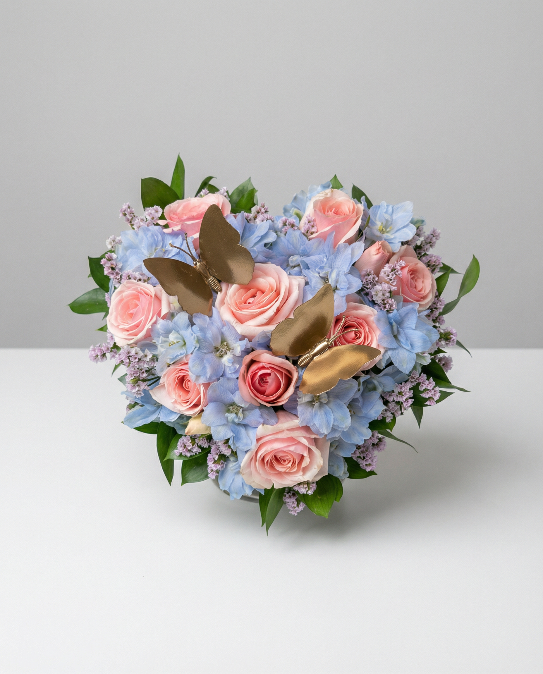 Arrangement funéraire Coeur Papillon de Tendresse – arrangement floral élégant réalisé par un fleuriste professionnel, fleurs fraîches et de qualité, Fleurs2