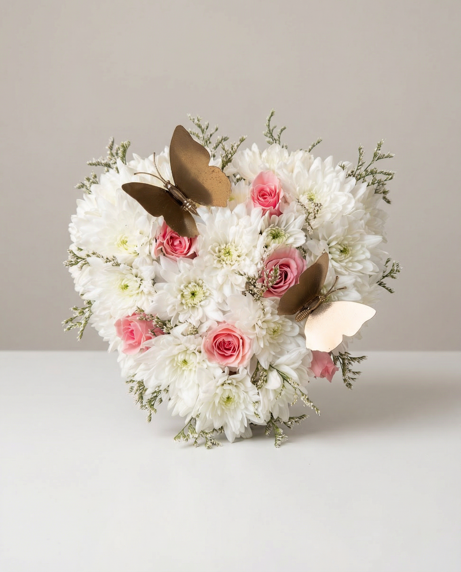 Arrangement funéraire Cœur Papillon d’Ange – arrangement floral élégant réalisé par un fleuriste professionnel, fleurs fraîches et de qualité, Fleurs2