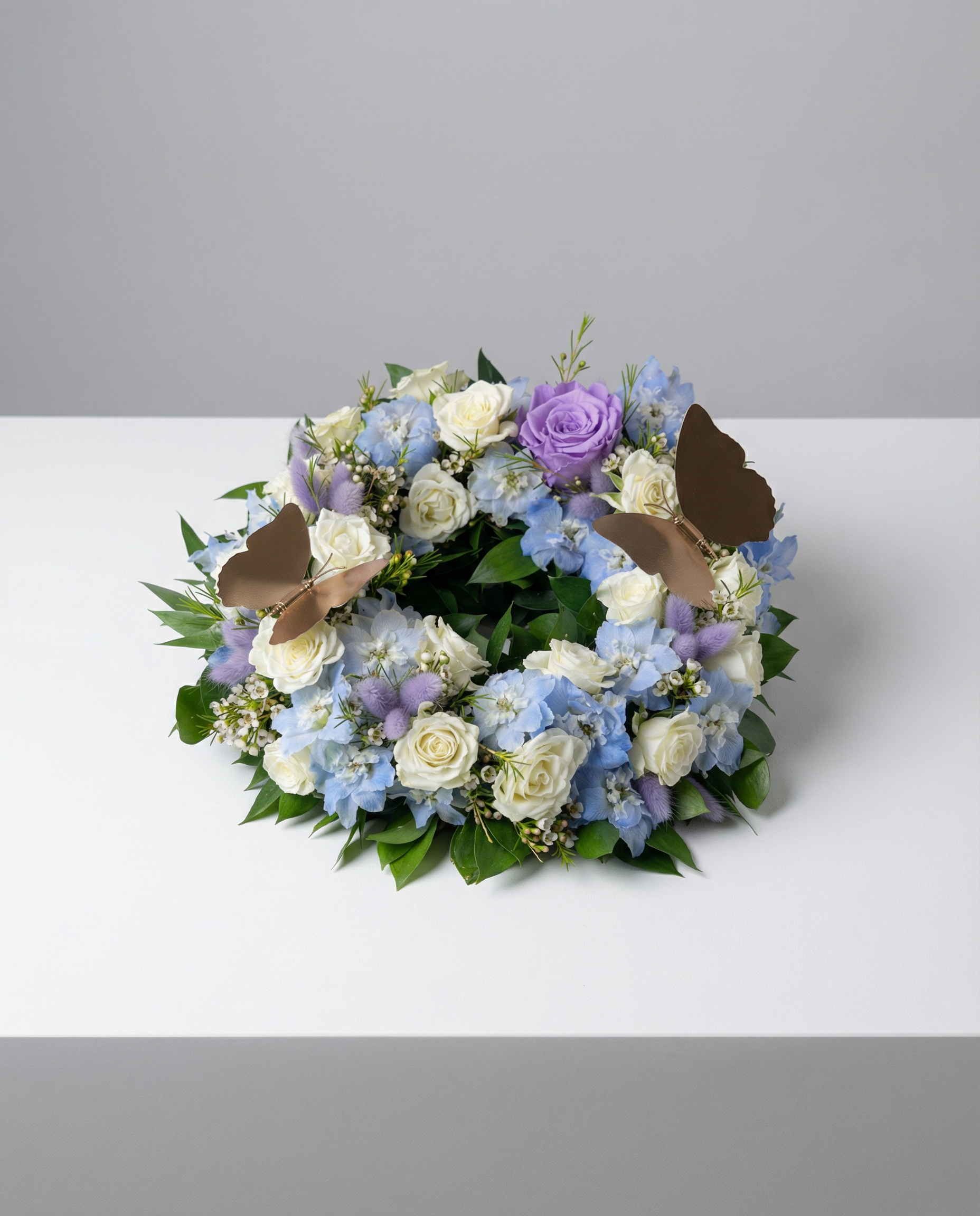 Couronne funéraire Papillon Tranquille – arrangement floral élégant réalisé par un fleuriste professionnel, fleurs fraîches et de qualité, Fleurs2