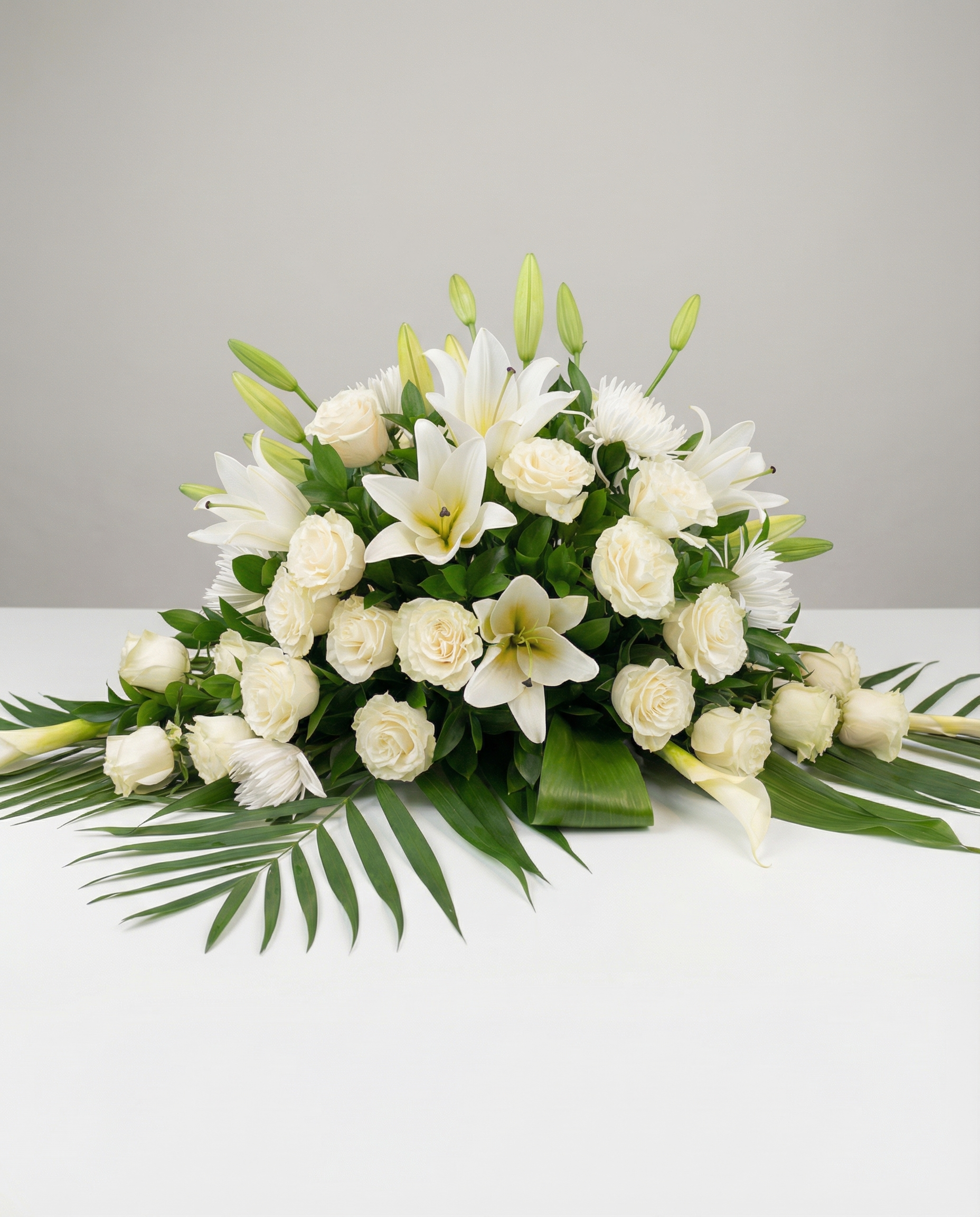 Coussin de cercueil Blanc Sacré – arrangement floral élégant réalisé par un fleuriste professionnel, fleurs fraîches et de qualité, Fleurs2
