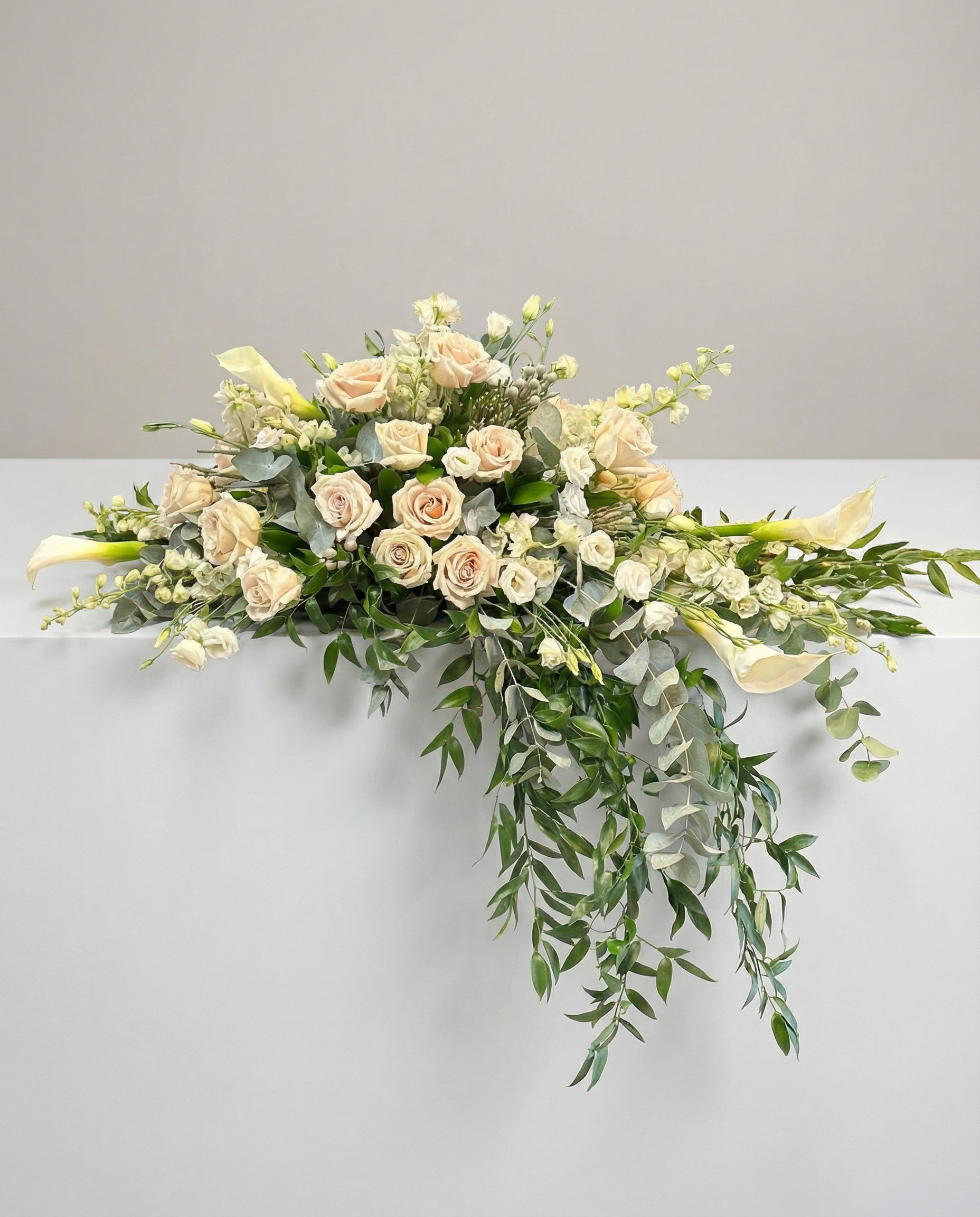 Coussin de cercueil Grâce Éternelle – arrangement floral élégant réalisé par un fleuriste professionnel, fleurs fraîches et de qualité, Fleurs2