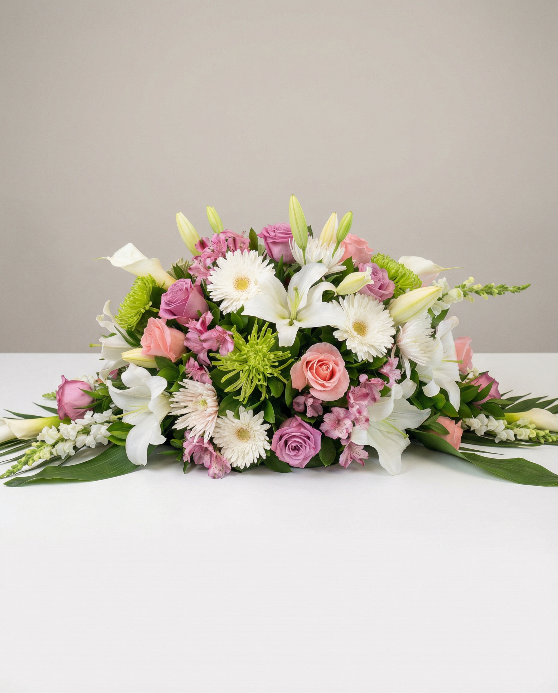 Coussin de cercueil Douce Mémoire – arrangement floral élégant réalisé par un fleuriste professionnel, fleurs fraîches et de qualité, Fleurs2