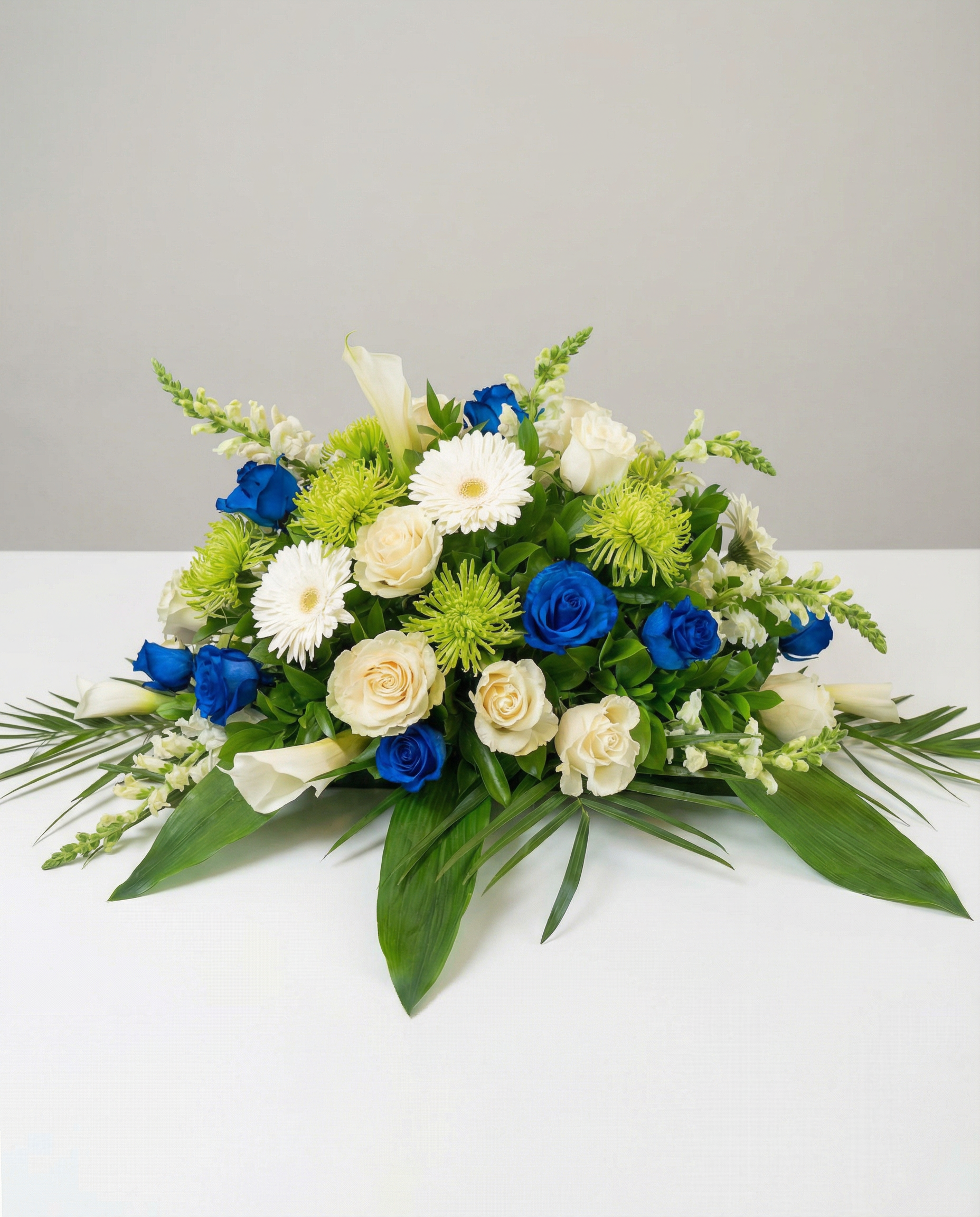 Coussin de cercueil Ciel Étoilé – arrangement floral élégant réalisé par un fleuriste professionnel, fleurs fraîches et de qualité, Fleurs2