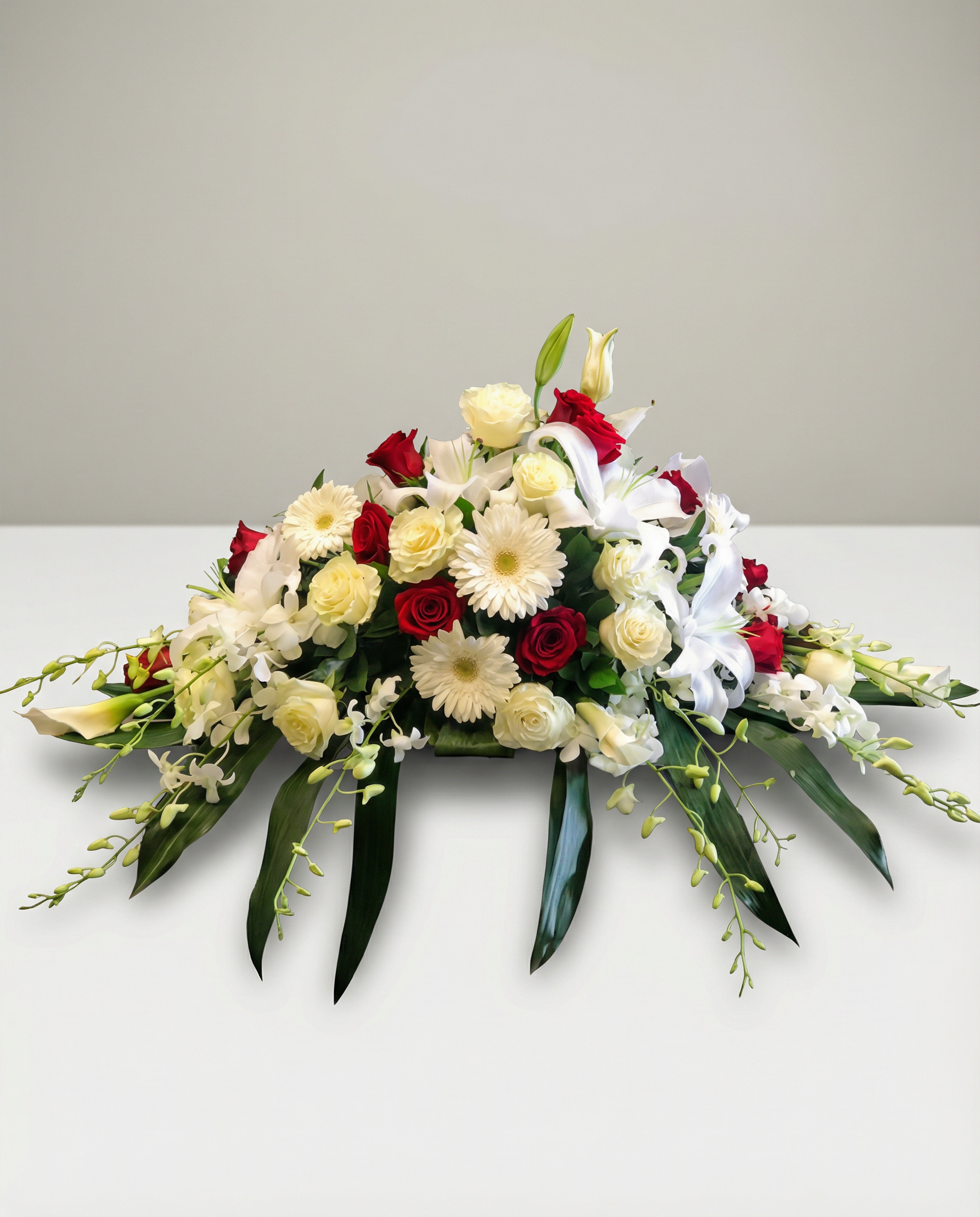 Coussin de cercueil Souvenir Noble – arrangement floral élégant réalisé par un fleuriste professionnel, fleurs fraîches et de qualité, Fleurs2