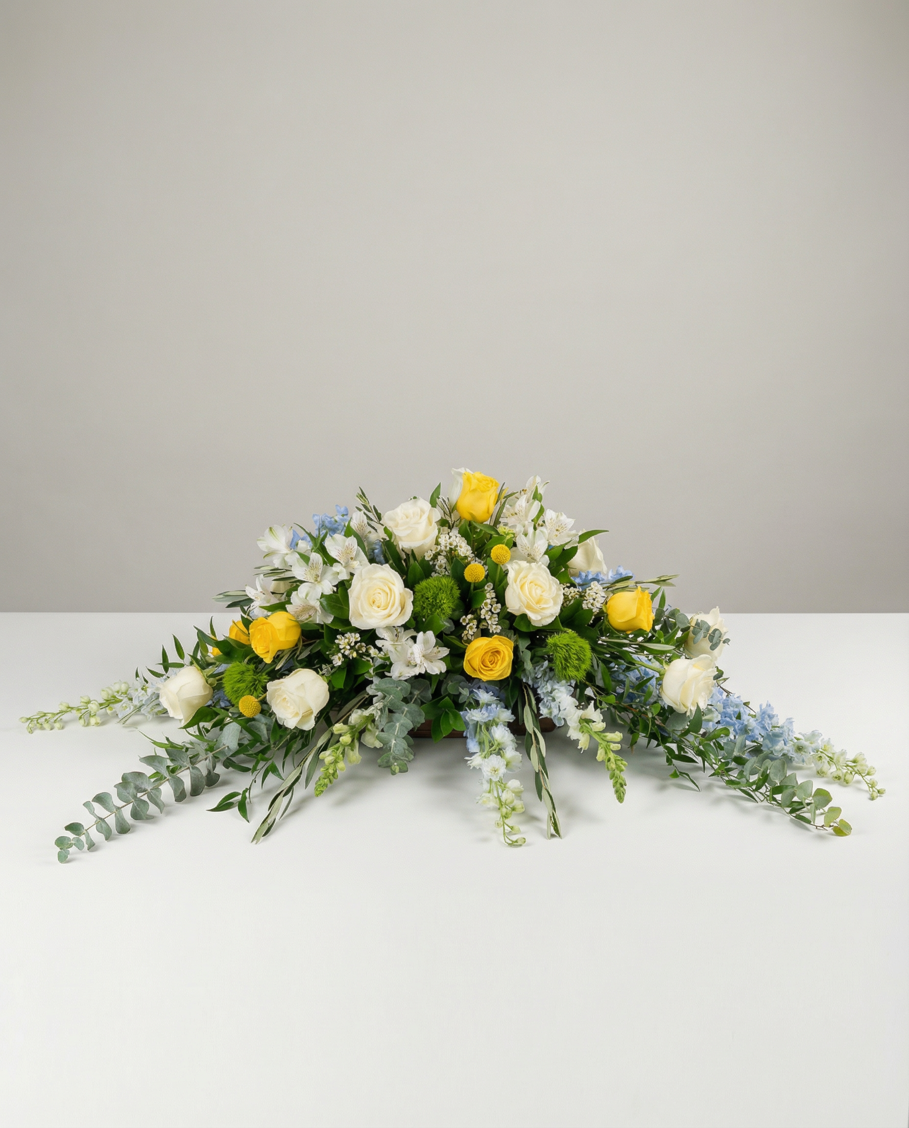 Coussin de cercueil Souvenir Radieux – arrangement floral élégant réalisé par un fleuriste professionnel, fleurs fraîches et de qualité, Fleurs2