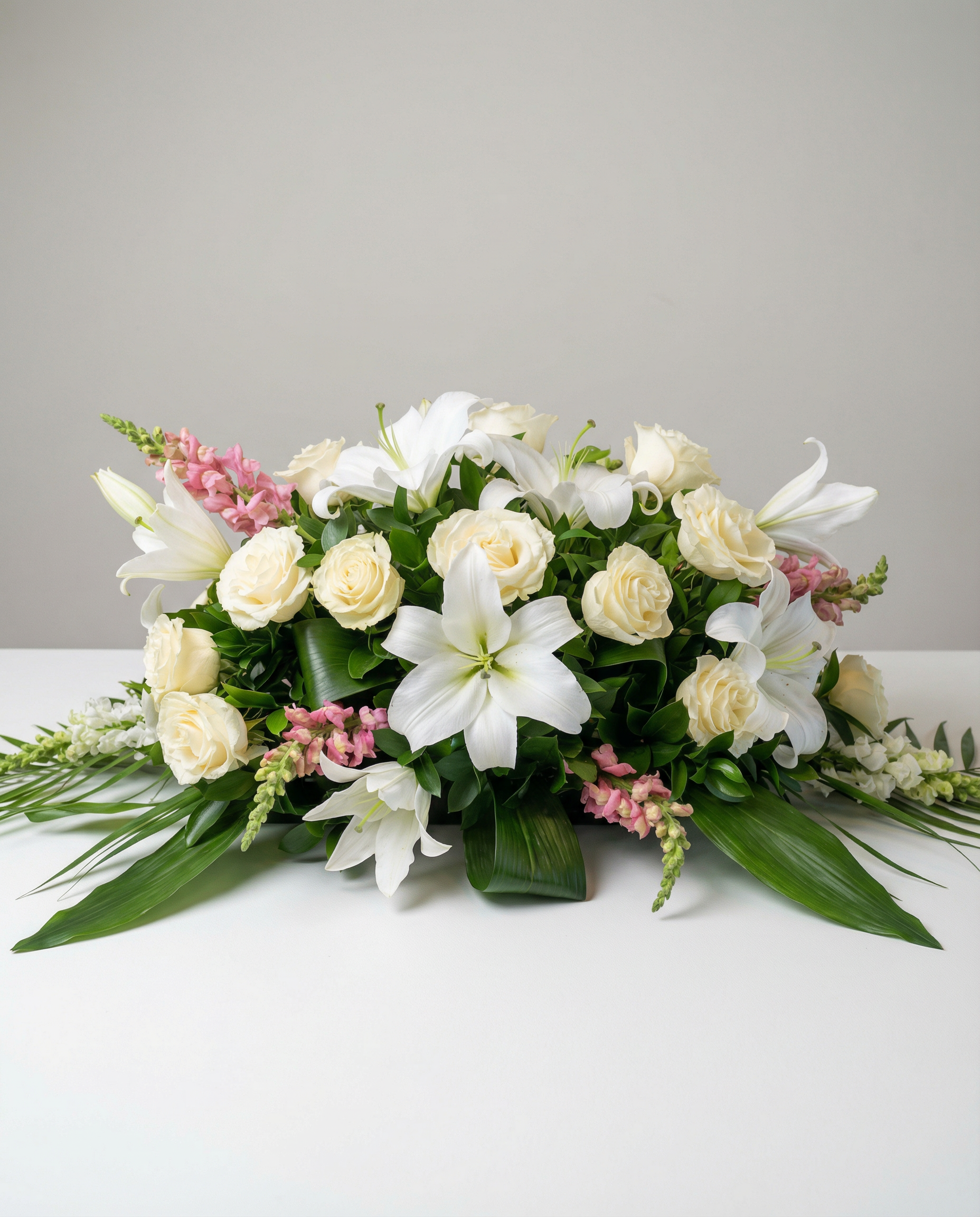 Coussin de cercueil Douce Présence – arrangement floral élégant réalisé par un fleuriste professionnel, fleurs fraîches et de qualité, Fleurs2