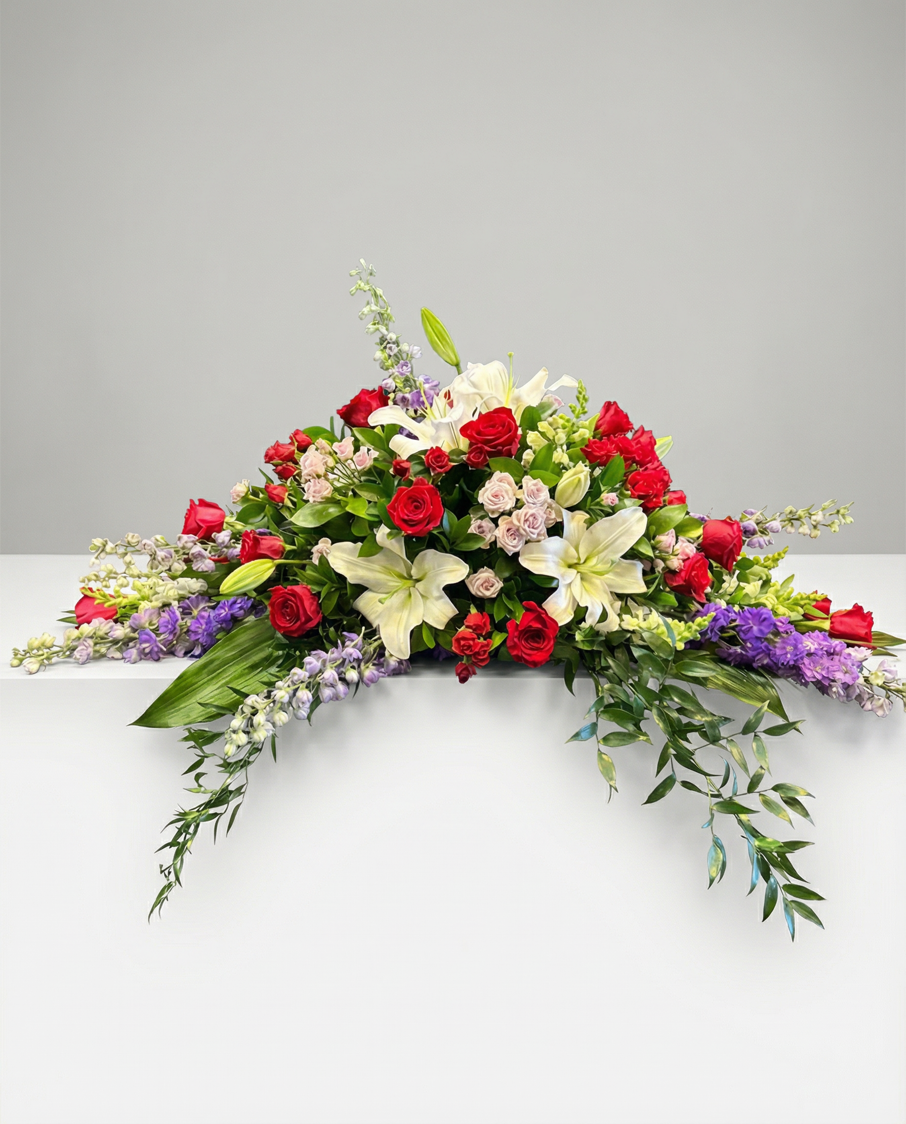 Coussin de cercueil Hommage Royal – arrangement floral élégant réalisé par un fleuriste professionnel, fleurs fraîches et de qualité, Fleurs2