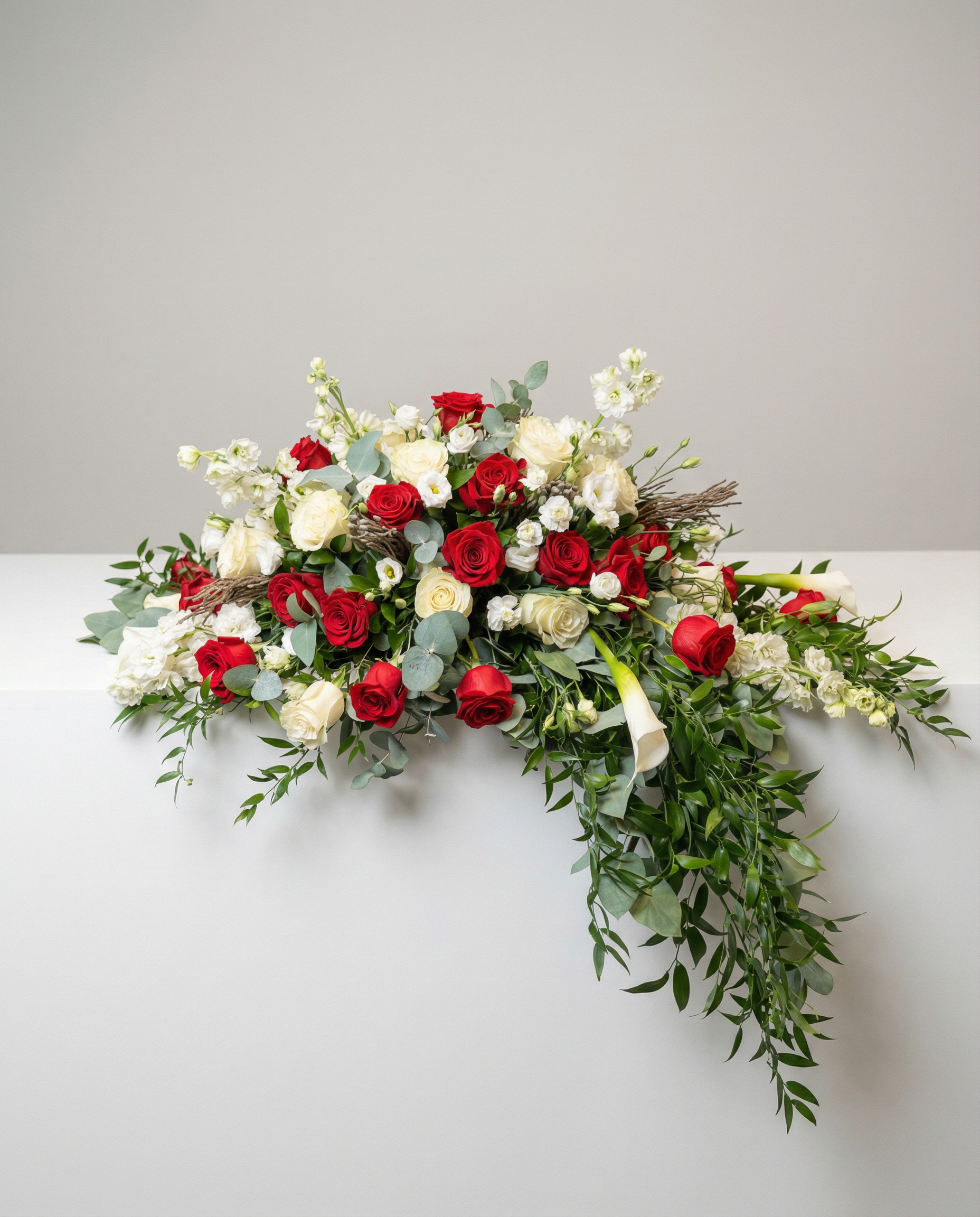 Coussin de cercueil Lumière du Cœur – arrangement floral élégant réalisé par un fleuriste professionnel, fleurs fraîches et de qualité, Fleurs2