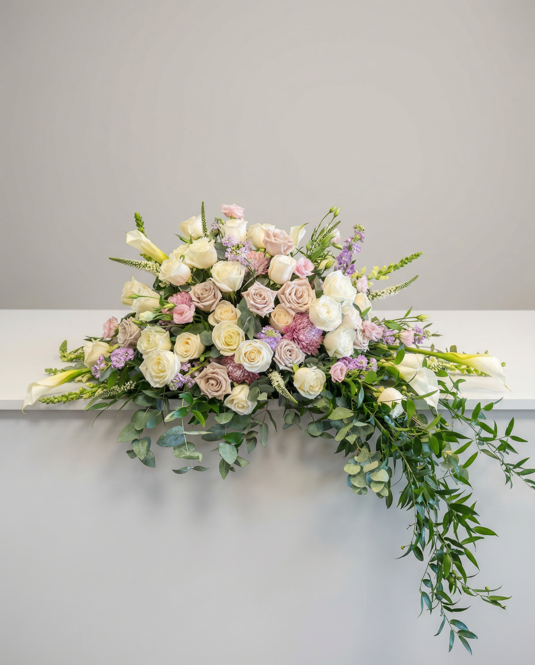 Coussin de cercueil Douceur Pastel – arrangement floral élégant réalisé par un fleuriste professionnel, fleurs fraîches et de qualité, Fleurs2