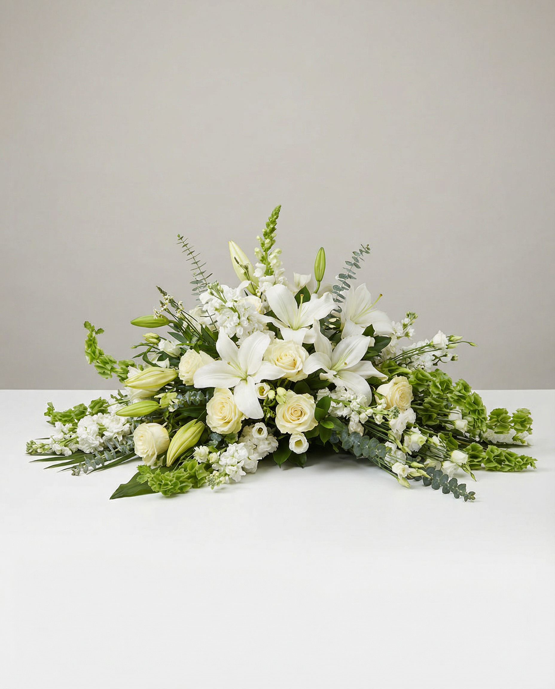 Coussin de cercueil Éternelle Pureté – arrangement floral élégant réalisé par un fleuriste professionnel, fleurs fraîches et de qualité, Fleurs2