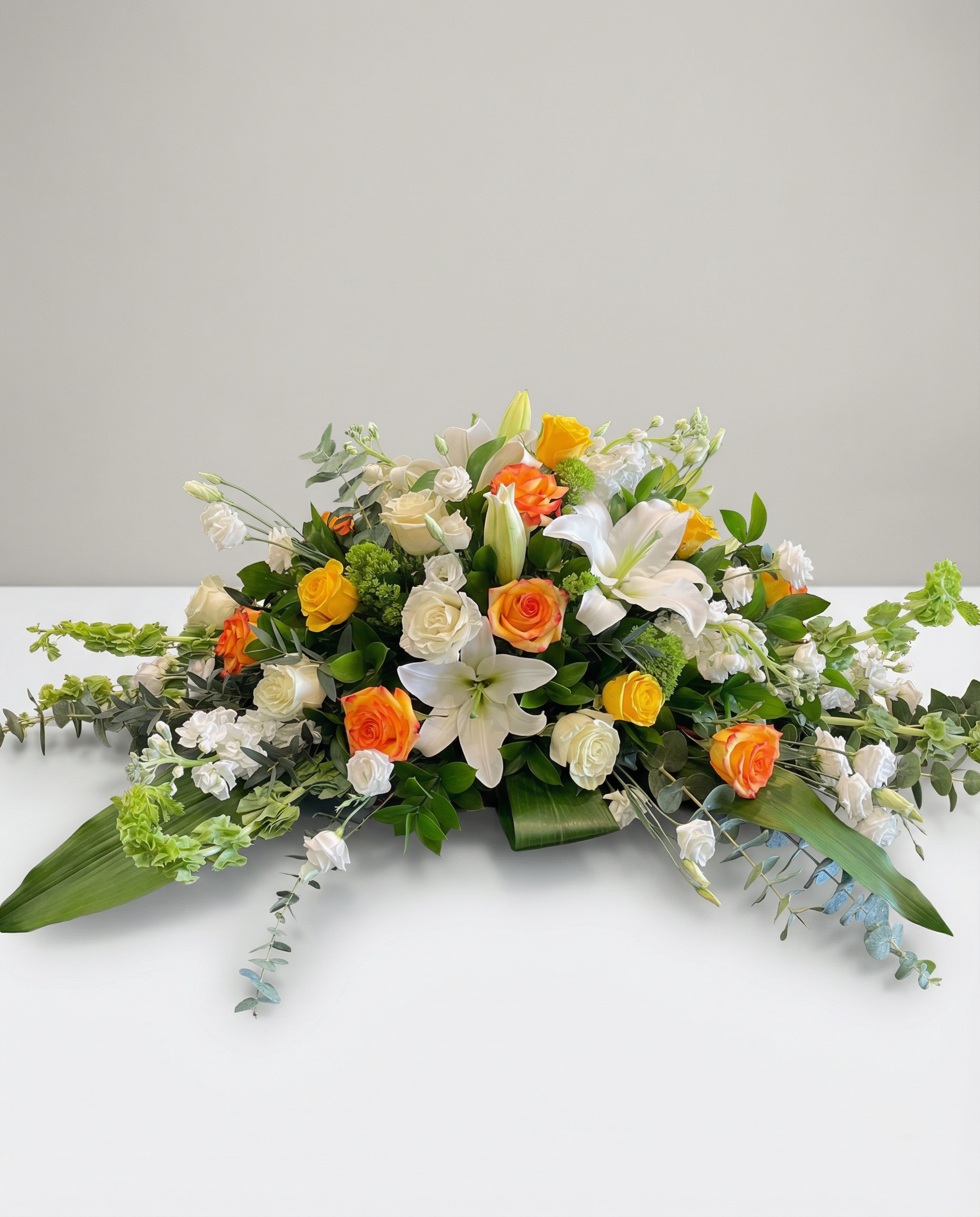 Coussin de cercueil Sérénité en Couleurs – arrangement floral élégant réalisé par un fleuriste professionnel, fleurs fraîches et de qualité, Fleurs2