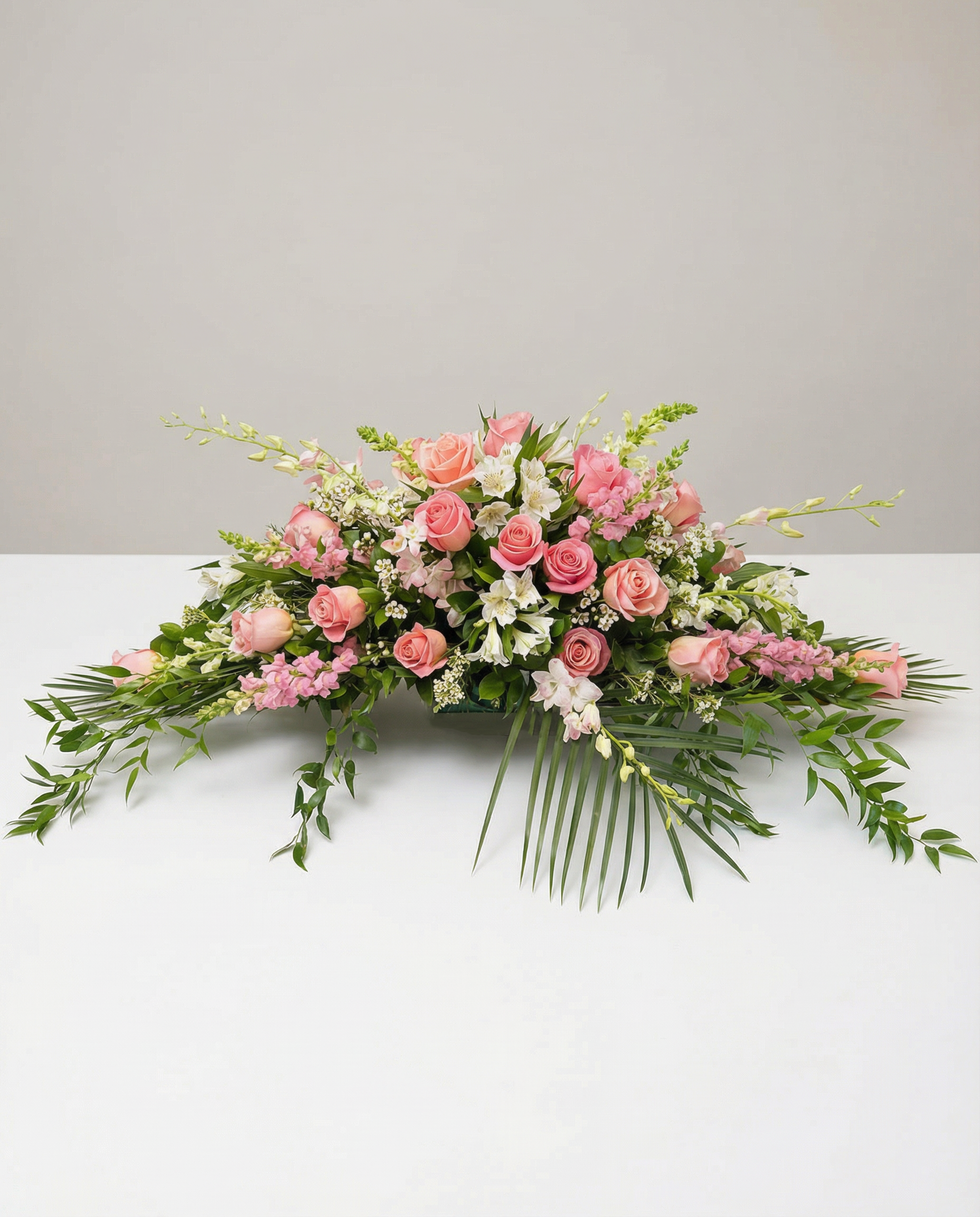 Coussin de cercueil Tendresse Amicale – arrangement floral élégant réalisé par un fleuriste professionnel, fleurs fraîches et de qualité, Fleurs2