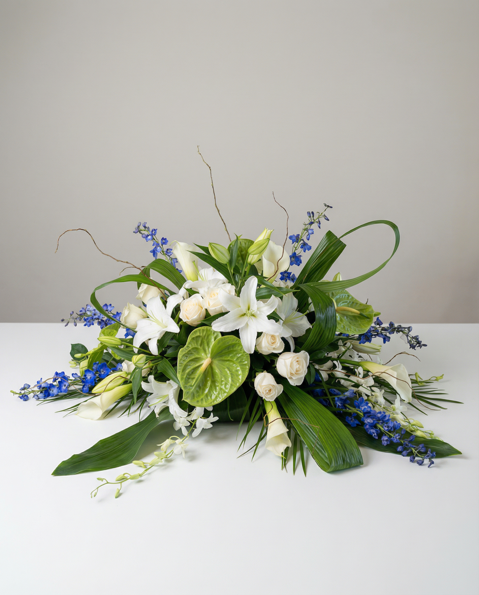 Coussin de cercueil Pure Élégance – arrangement floral élégant réalisé par un fleuriste professionnel, fleurs fraîches et de qualité, Fleurs2