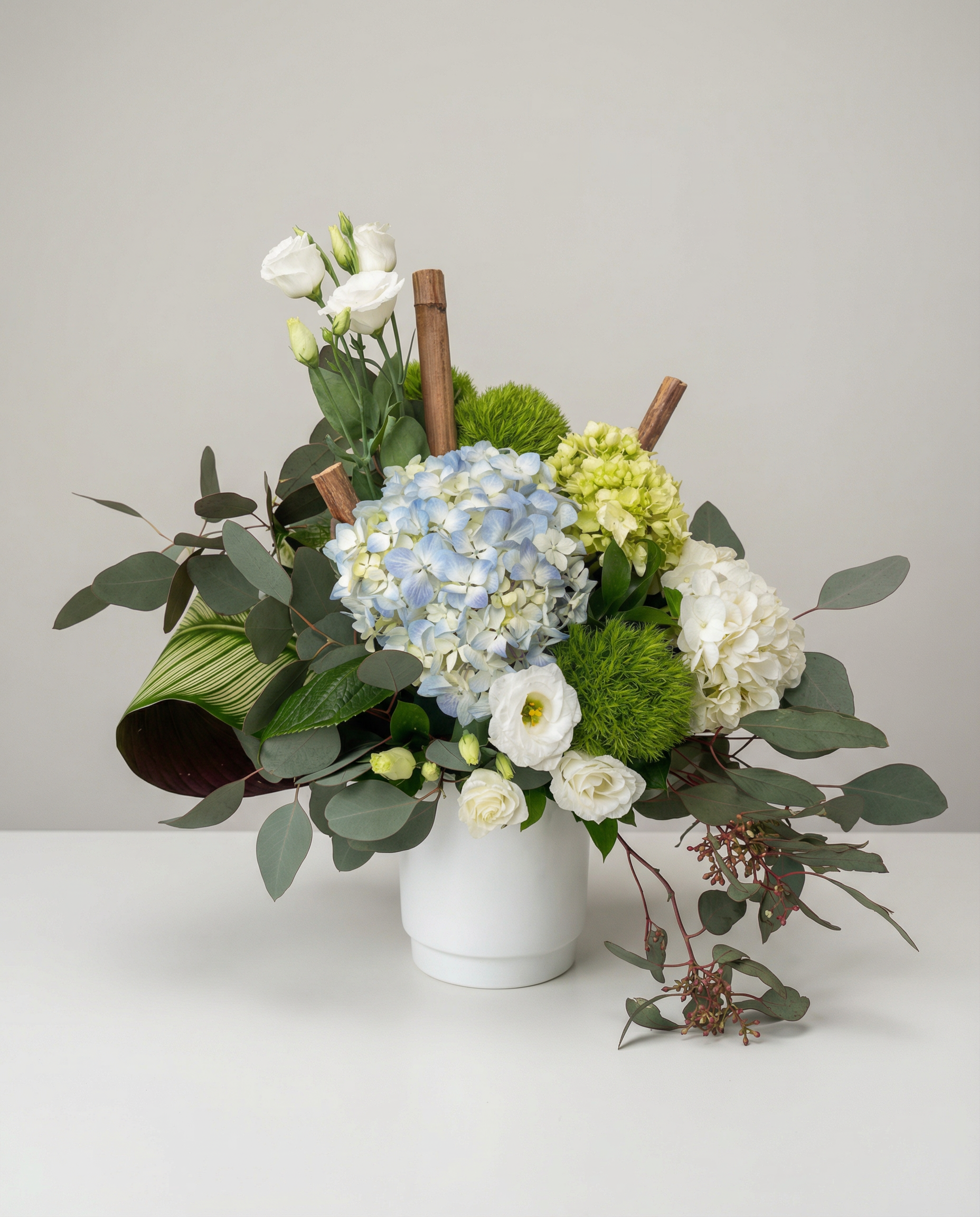 Arrangement de sympathie Brise Florale – arrangement floral élégant réalisé par un fleuriste professionnel, fleurs fraîches et de qualité, Fleurs2