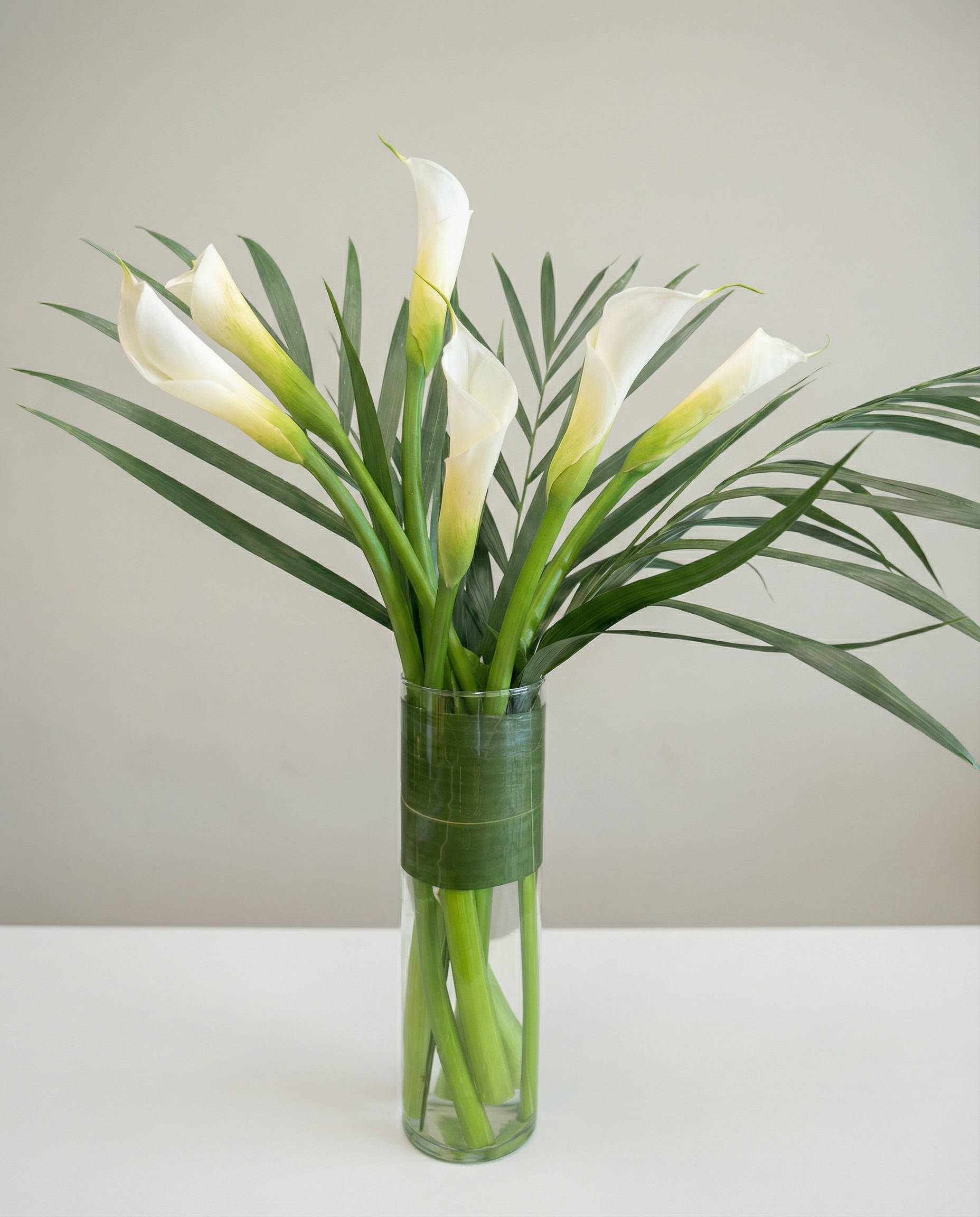 Arrangement de sympathie Élégance Blanche – arrangement floral élégant réalisé par un fleuriste professionnel, fleurs fraîches et de qualité, Fleurs2