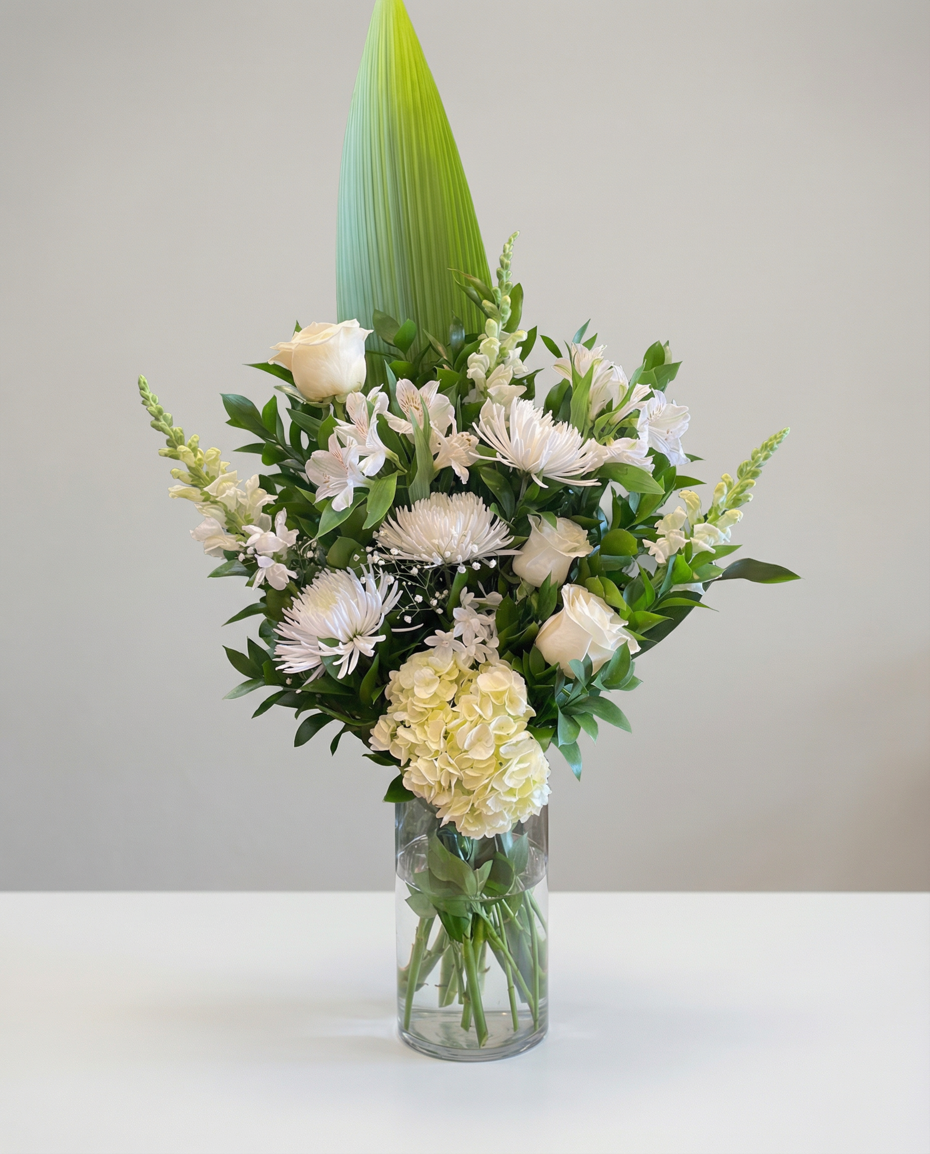 Arrangement de sympathie Éclat du jour – arrangement floral élégant réalisé par un fleuriste professionnel, fleurs fraîches et de qualité, Fleurs2