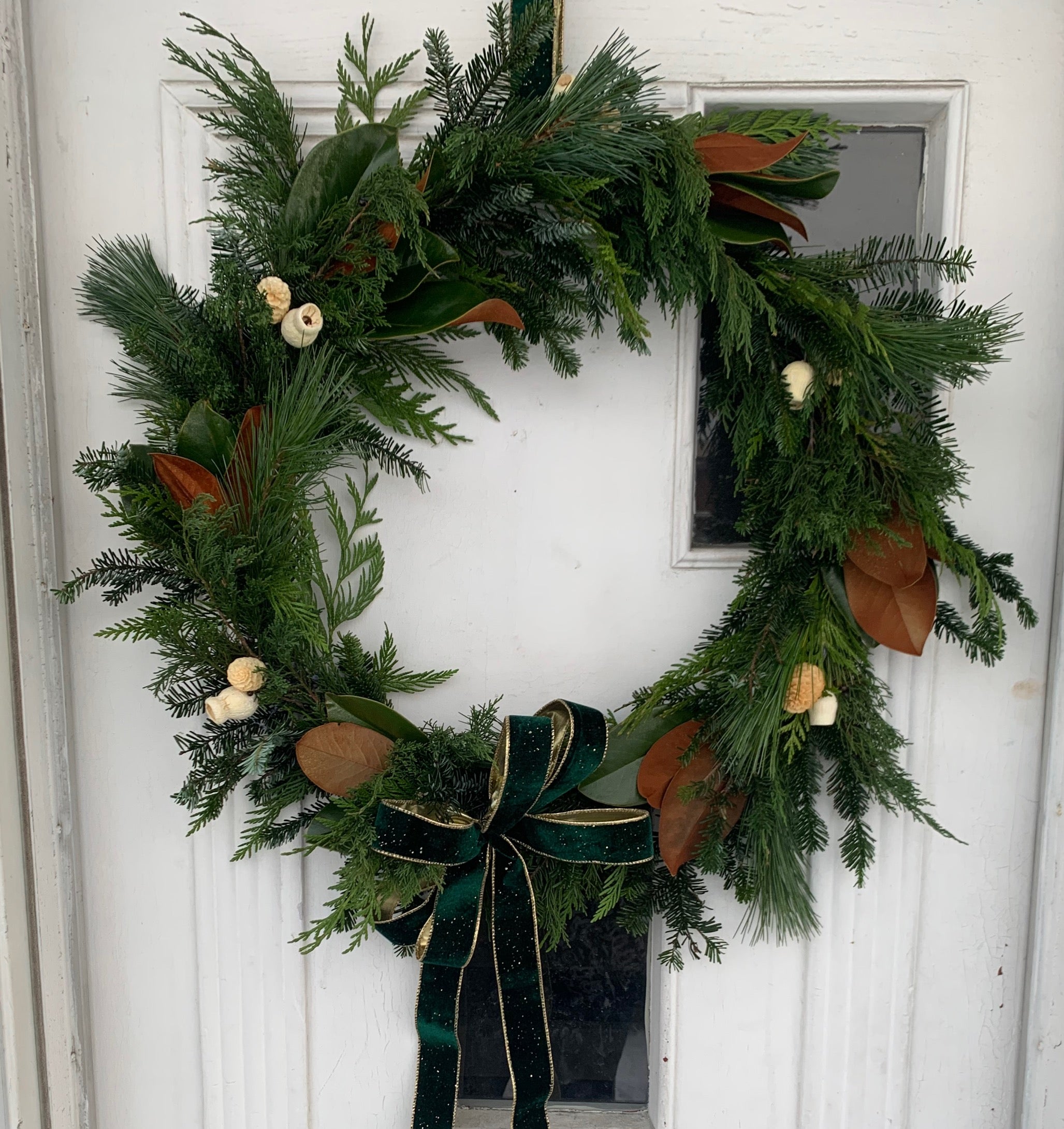 Couronne Festive La Noble Forêt – arrangement floral élégant réalisé par un fleuriste professionnel, fleurs fraîches et de qualité, Fleurs2