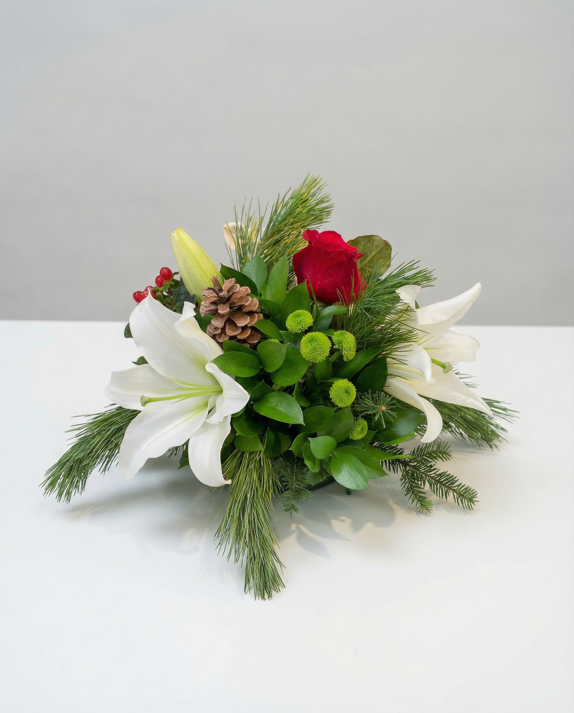 Centre de Table Pureté d’Hiver – arrangement floral élégant réalisé par un fleuriste professionnel, fleurs fraîches et de qualité, Fleurs2